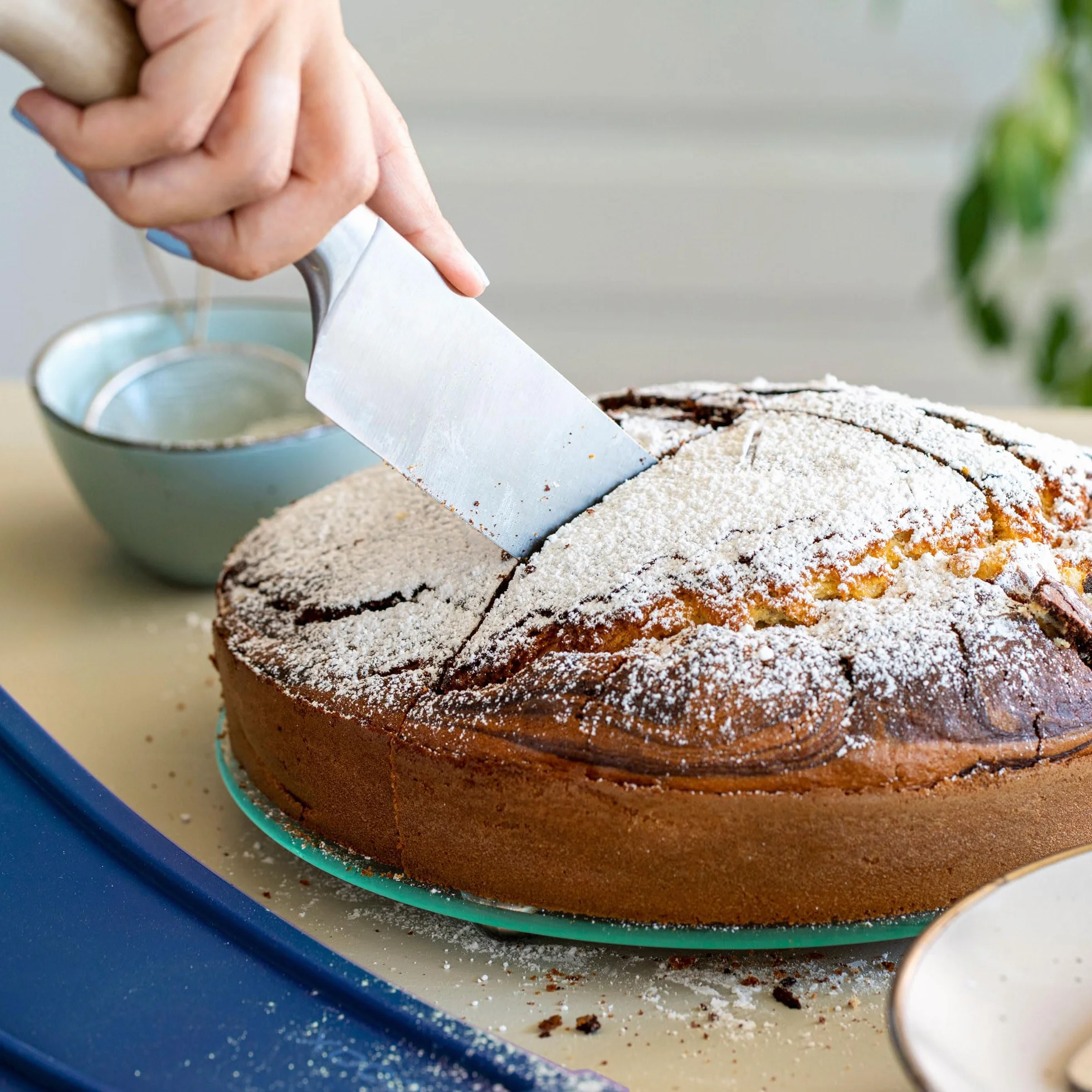 coox Tortownica ze szklanym talerzem do serwowania i szklanymi nóżkami Ø 26 cm w kolorze niebieskim – perfekcyjne pieczenie i serwowanie w jednym!