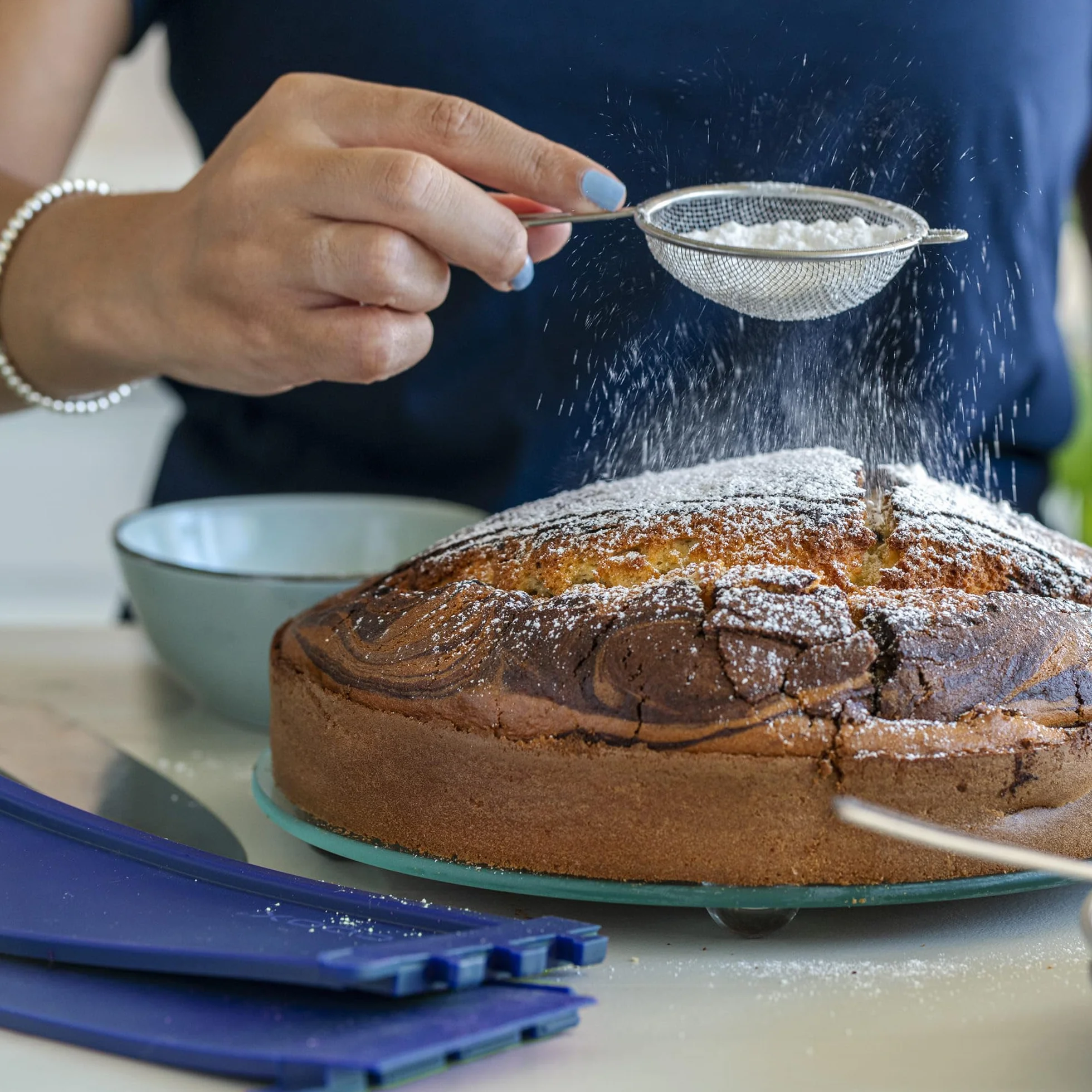 coox Tortownica ze szklanym talerzem do serwowania i szklanymi nóżkami Ø 26 cm w kolorze niebieskim – perfekcyjne pieczenie i serwowanie w jednym!