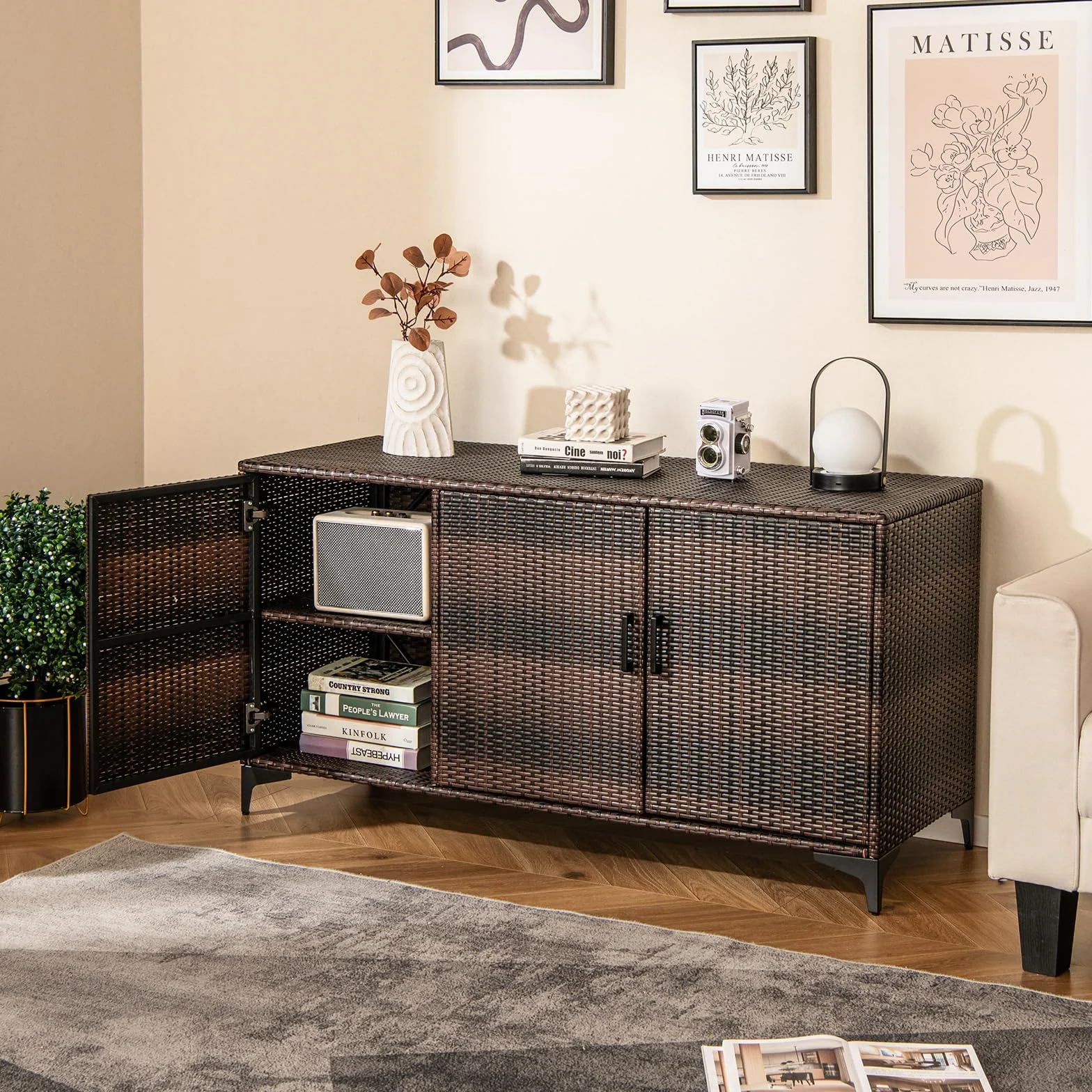 GIANTEX Szafa ogrodowa z rattanu Wicker z 3 drzwiami i wyjmowanymi półkami, wodoodporna szafka zewnętrzna na poduszki, zabawki basenowe, narzędzia ogrodnicze (brązowa)