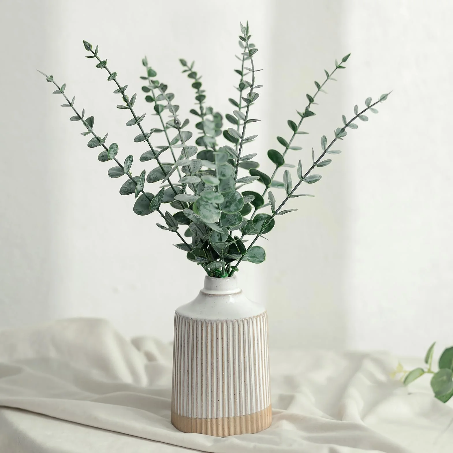 NUPTIO Sztuczny eukaliptus w wazonie ceramicznym: sztuczne łodygi roślin z wazonem do kuchni sypialni łazienki wystrój - wiosenny eukaliptus centralny element na półkę biurową stolik kawowy zestaw 1
