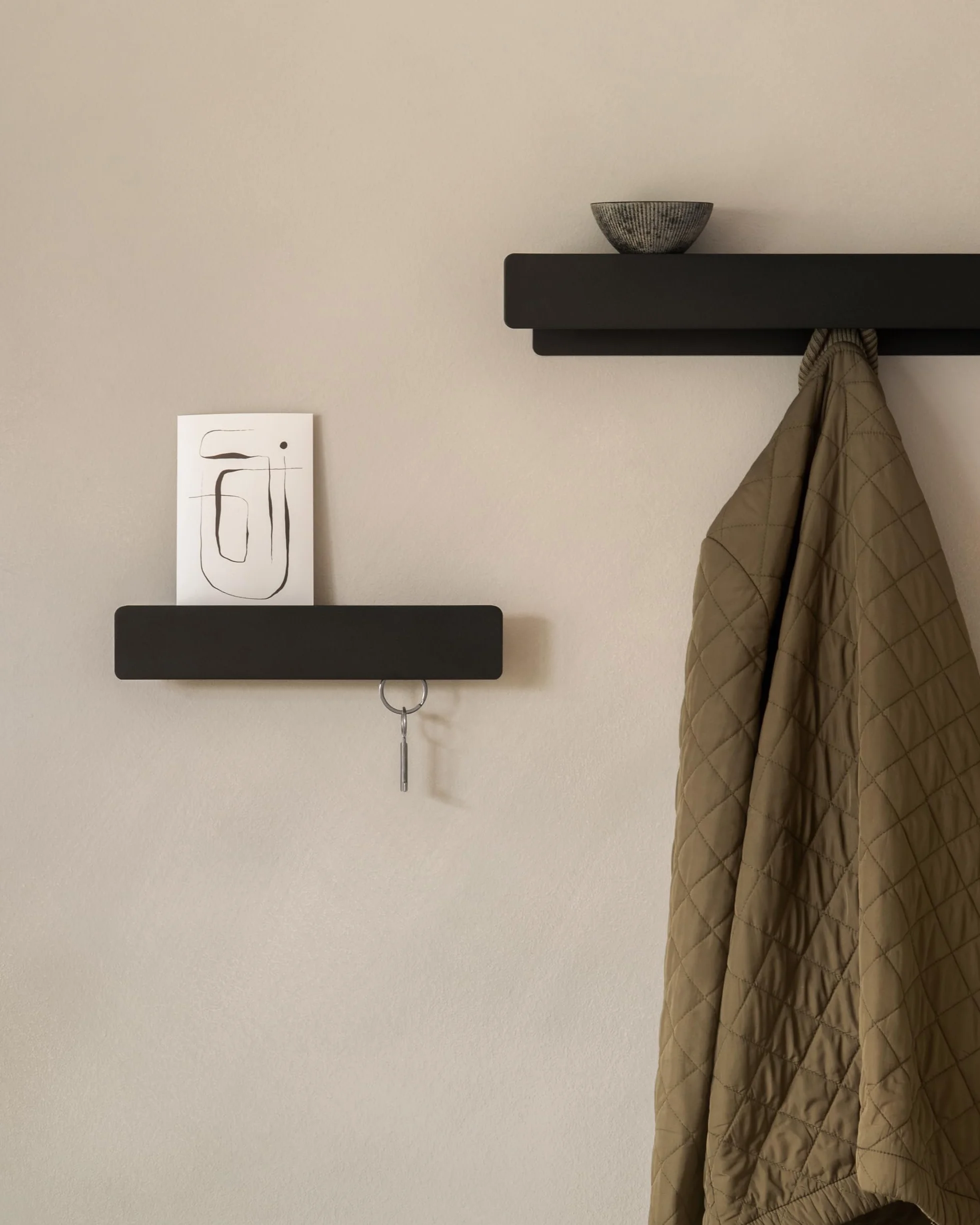 Kazai. Tablica na klucze 'Kian' | Minimalistyczny design haka z Berlina | Nowoczesny metalowy uchwyt z półką | Regał jako mebel do przedpokoju na ścianę | Czarny