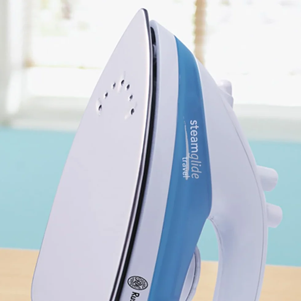 Russell Hobbs Żelazko parowe [830W, 10g zmienna para] Żelazko podróżne (kompaktowe i lekkie, dwunapięciowe 110/240 V, zbiornik na wodę 80ml, stopa ze stali nierdzewnej, regulacja temperatury) 22470-56