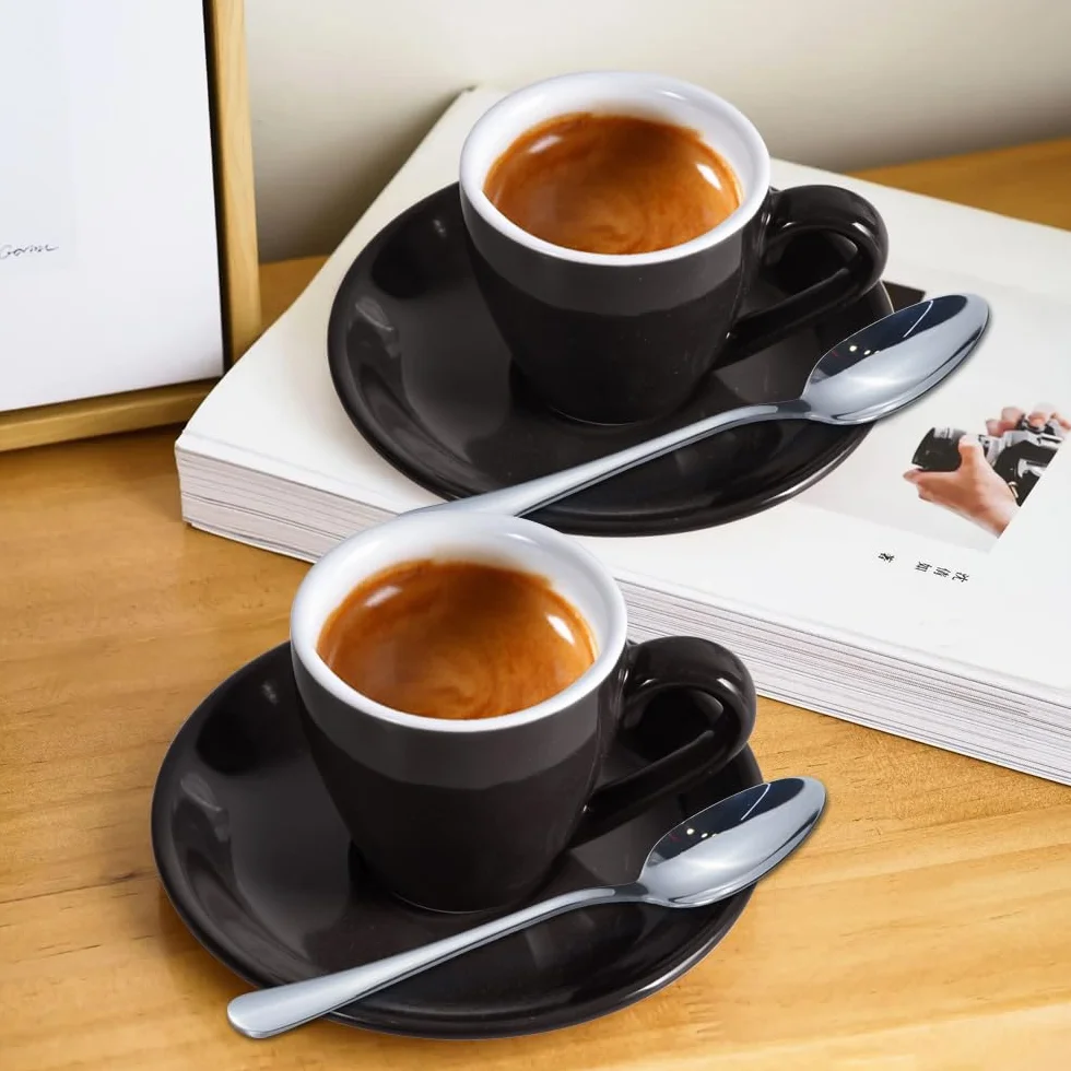 Zestaw 2 porcelanowych filiżanek do espresso z spodkami i mini łyżeczkami ze stali nierdzewnej, marki ionEgg, pojemność 80ml/2.7oz, kolor czarny