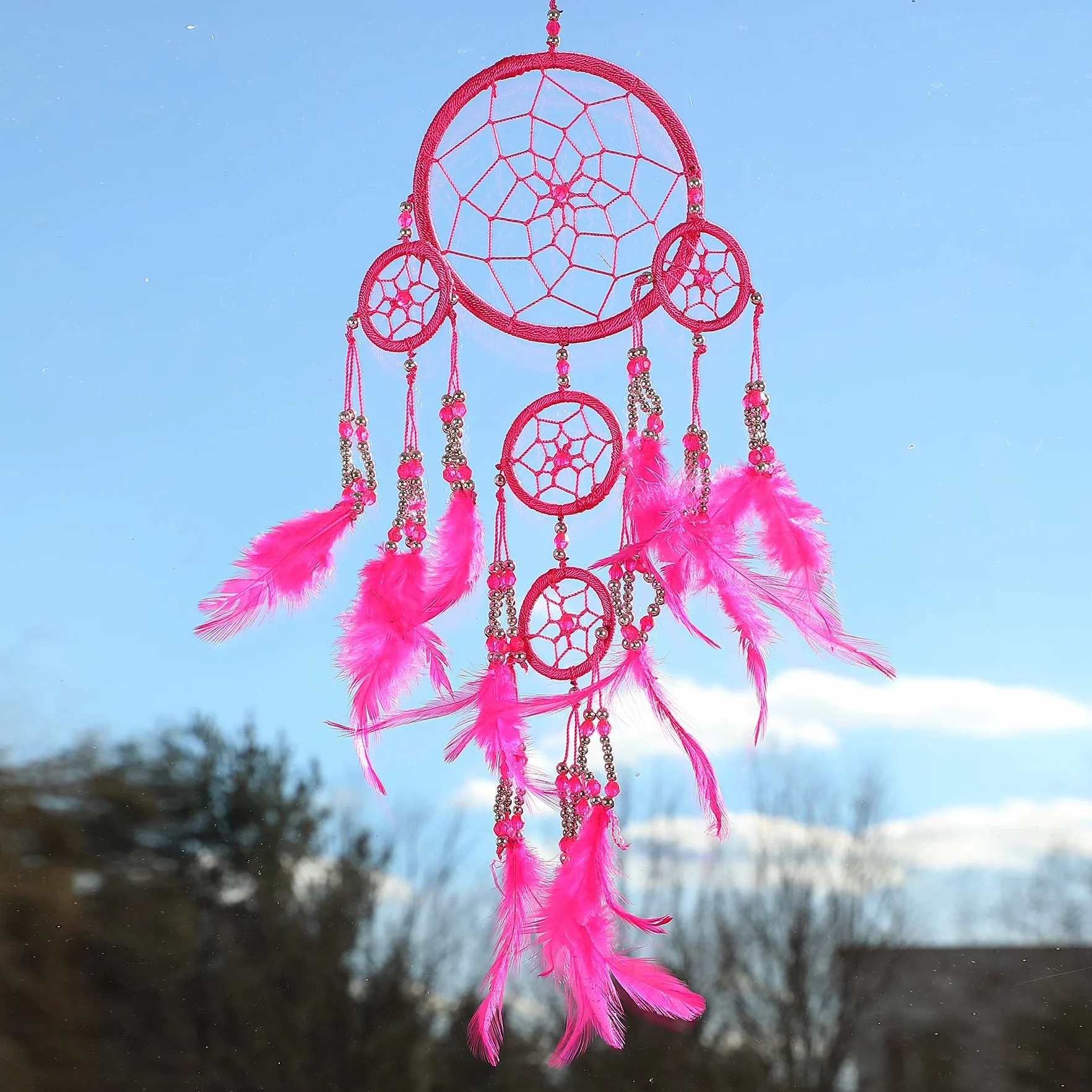 Mały, ręcznie robiony łapacz snów w stylu boho od Pink Pineapple: etyczny wiszący łapacz snów z srebro koralikami i tradycyjnym szydełkowym wzorem - 12 cm szerokości, 35 cm długości (fuksja)
