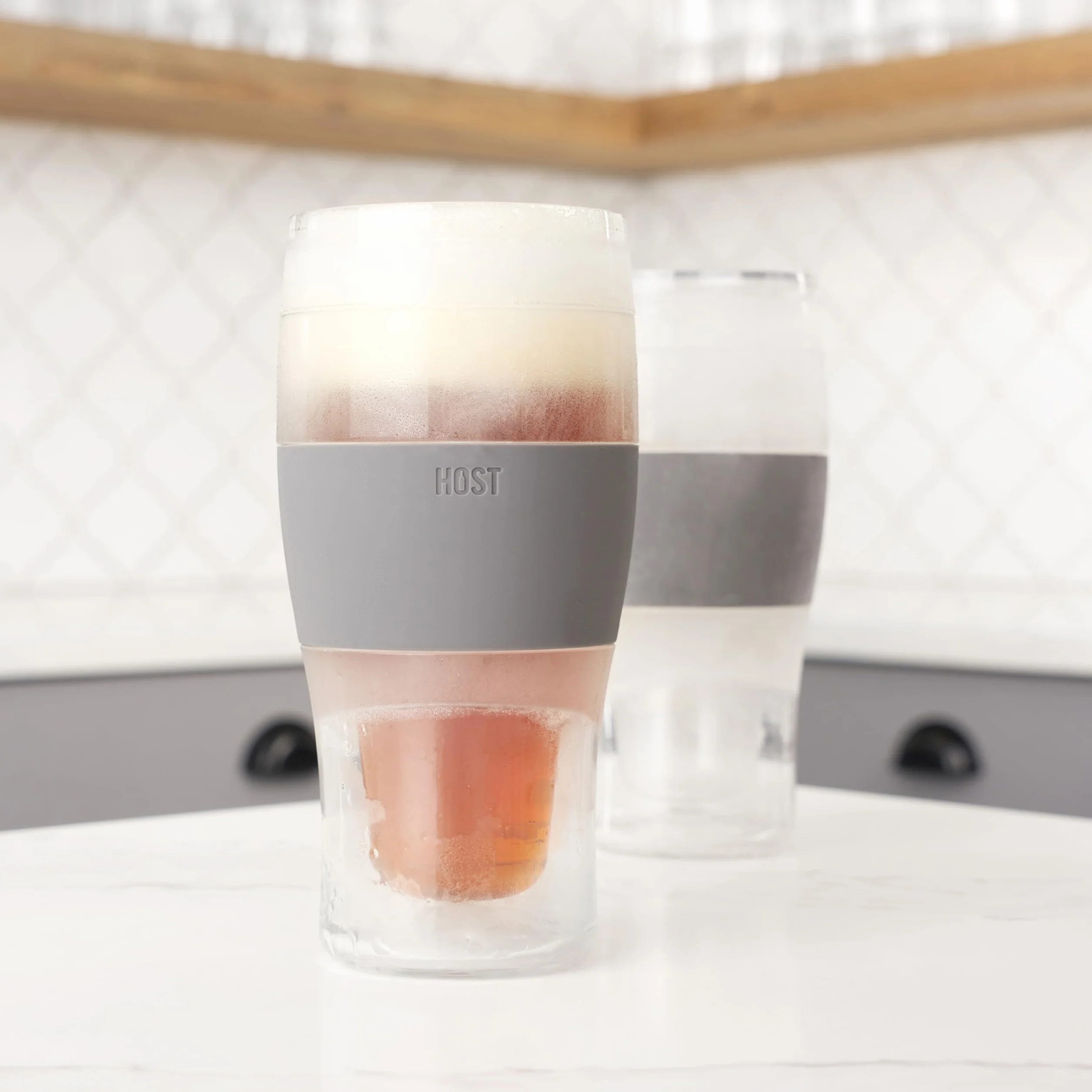 Host Szklanki do piwa Freeze, 473 ml chłodziarka żelowa z podwójną ścianką plastikowy mrożony kufel amerykański (473 ml / .83 pint) szkło, zestaw 2 szt., szare