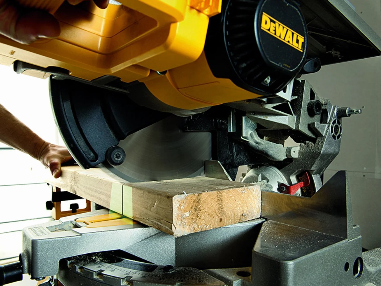 Dewalt Piła Ukośnica, 1600 W, 220 V, Wielokolorowy, ‎66 x 56 x 45 cm; 19.5 kg, 1 Sztuka