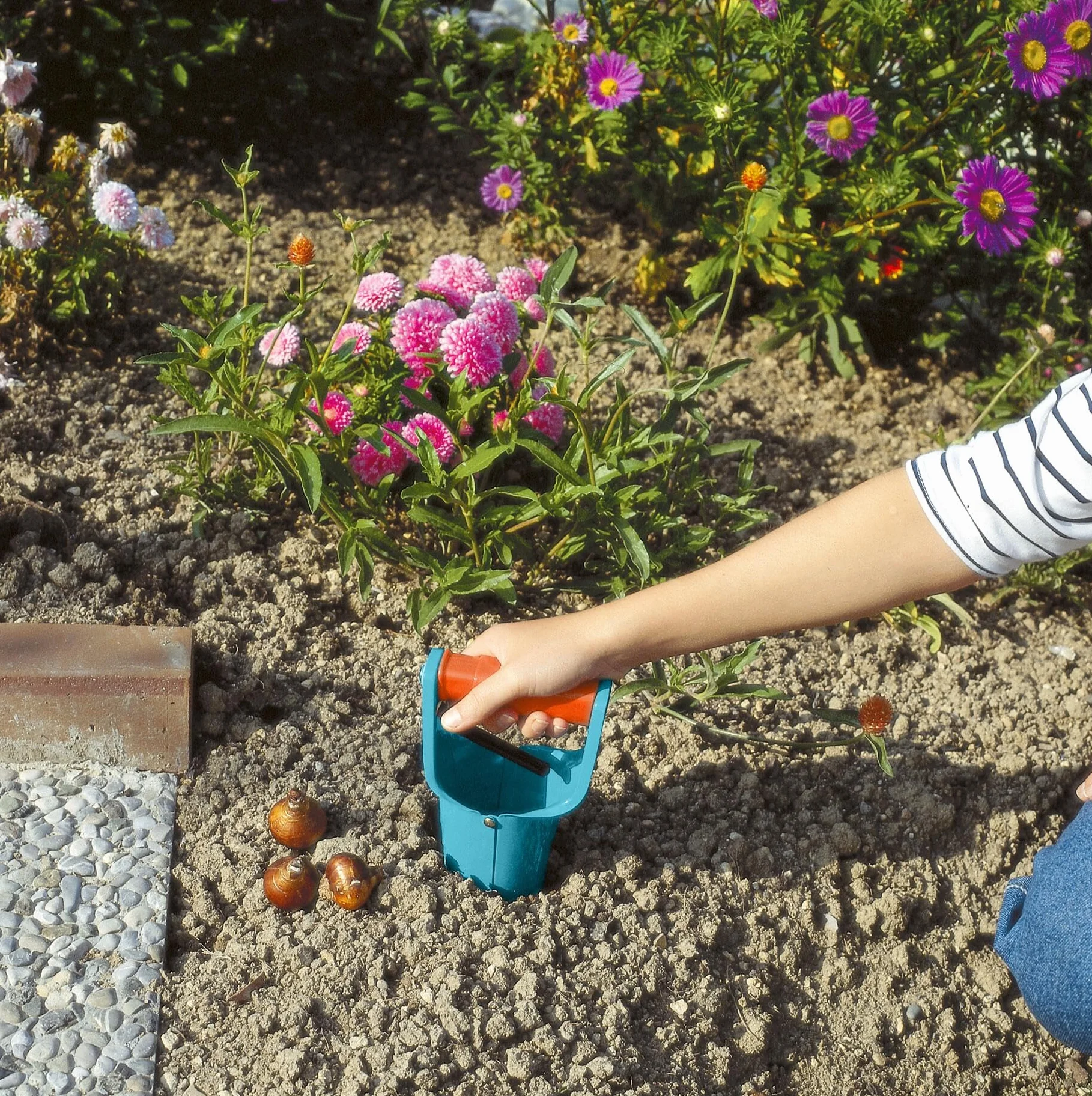 Gardena sadzarka do cebulek kwiatowych: idealne narzędzie do umieszczania w ziemi cebulek kwiatów, z automatyczną aktywacją i skalą głębokości, z gatunkowej stali z powłoką z duroplastu (3412-20)