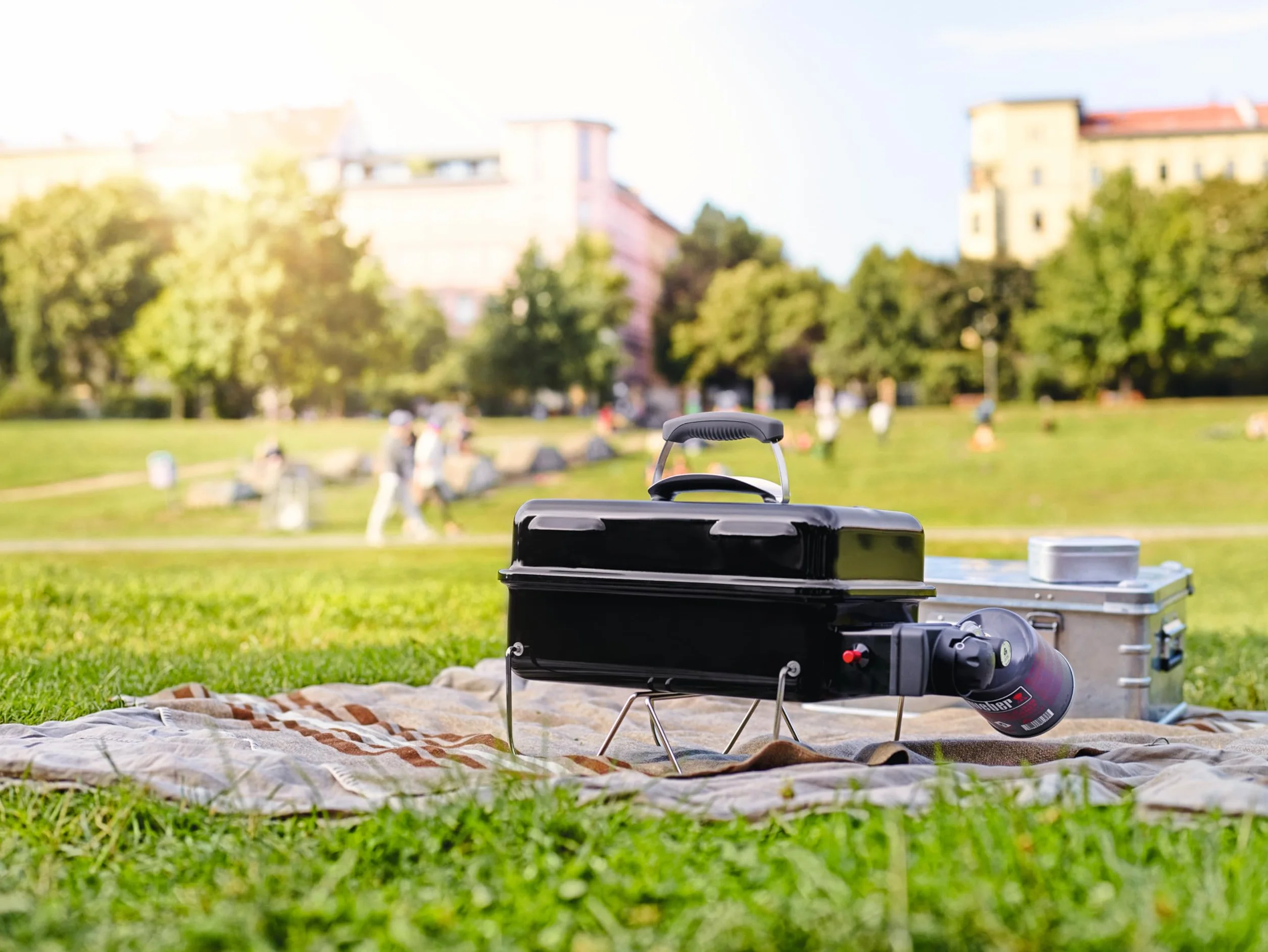 Weber Go-Anywhere Grill węglowy, powierzchnia grilla 42 x 26 cm, lekki przenośny grill BBQ, grill z emaliowaną misą i pokrywą, składane nóżki - Czarny (1131004)