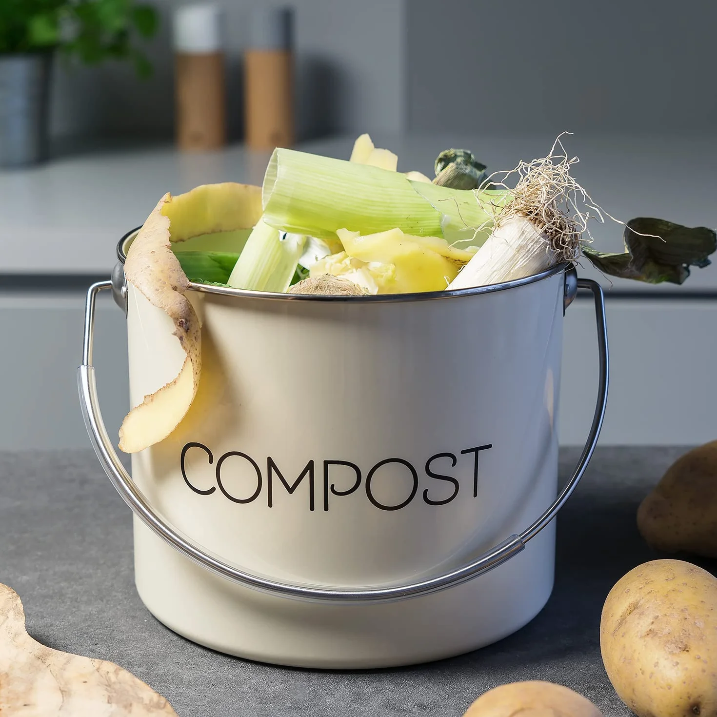 Navaris Kosz na kompost na odpady organiczne – 5 l wiadro na odpady organiczne – pojemnik na odpady organiczne z uchwytem obrotowym – w zestawie 3 filtry węglowe – kremowy