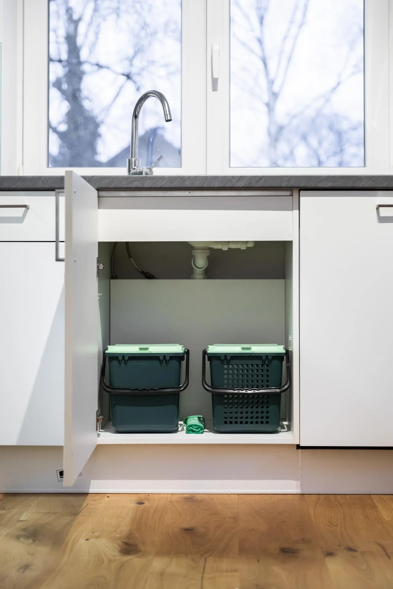 bioMat AirBox® Kosz na Odpady Organiczne do Kuchni, Worki do 10 L, Zamknięty Kompostownik z Perforowaną Pokrywą, Wolnostojący lub Montowalny, Zielony