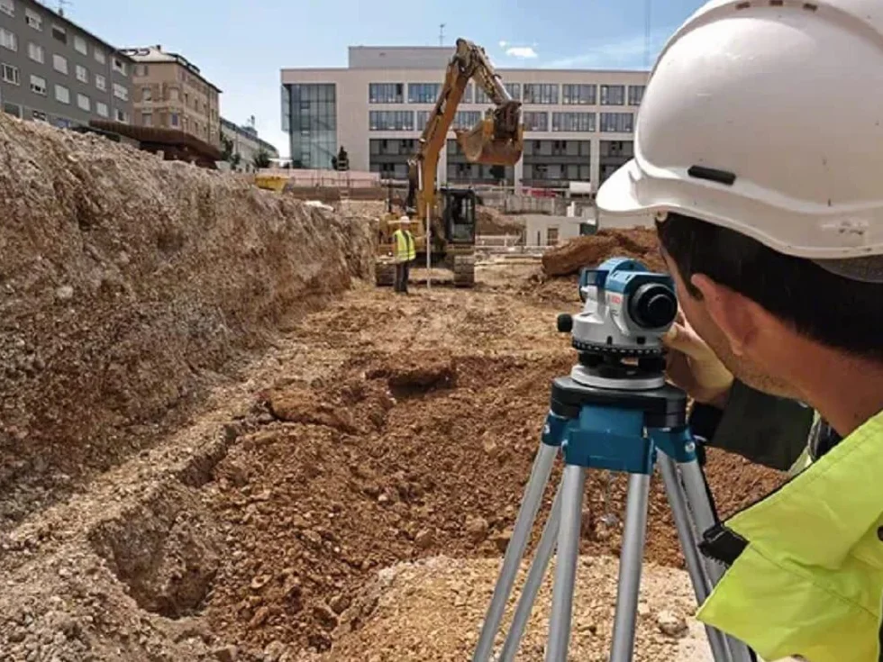 Bosch Professional Niwelator optyczny GOL 20 D (powiększenie 20x, jednostka miary: 360°, zasięg: do 60 m, łata miernicza GR 500, statyw budowlany BT 160, walizka)