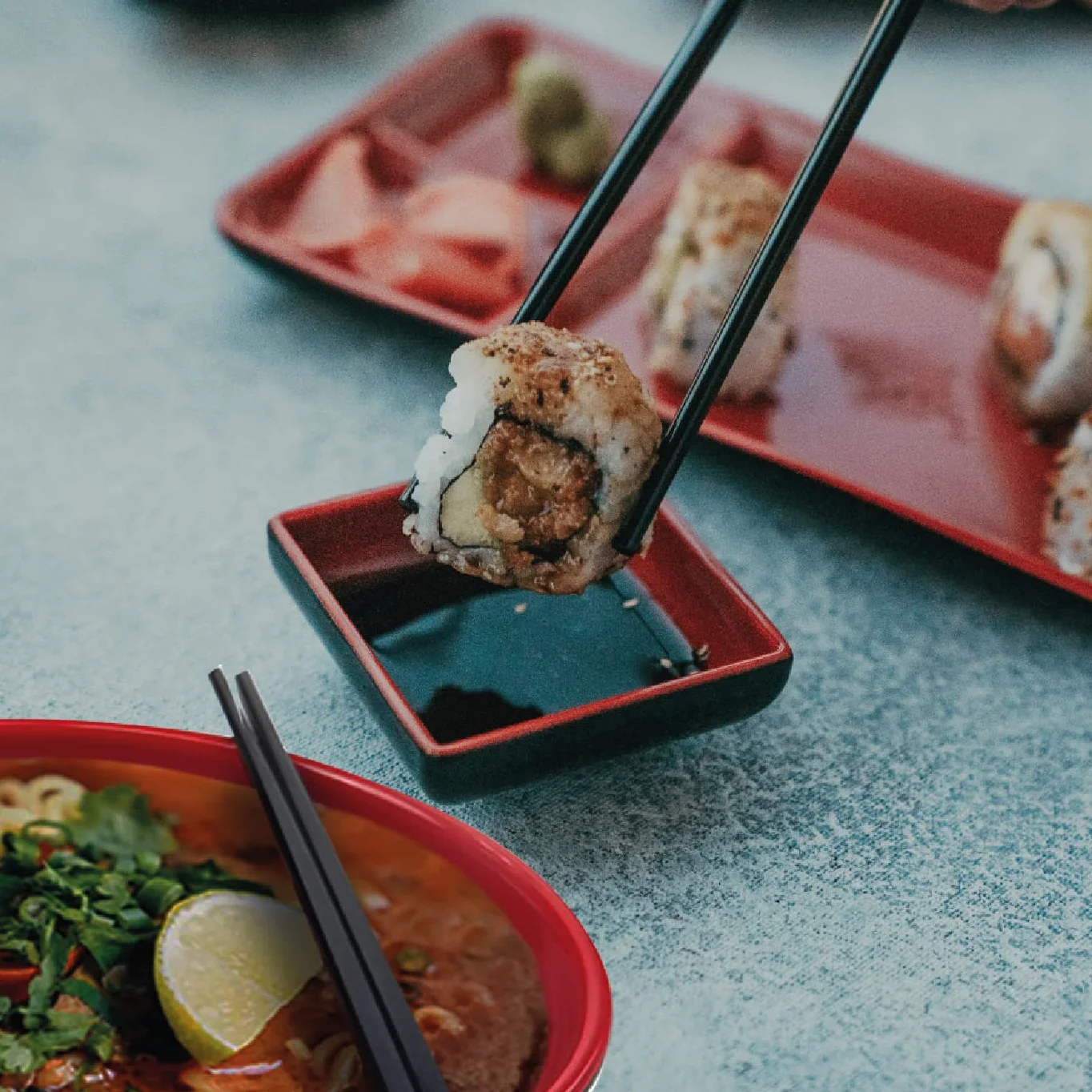 10-częściowy zestaw zastawy stołowej w japońskim stylu – zawiera 2 talerze do sushi, 2 miski do ramenu, 2 naczynia do sosów, 2 pary pałeczek, 2 uchwyty na pałeczki (czerwony)