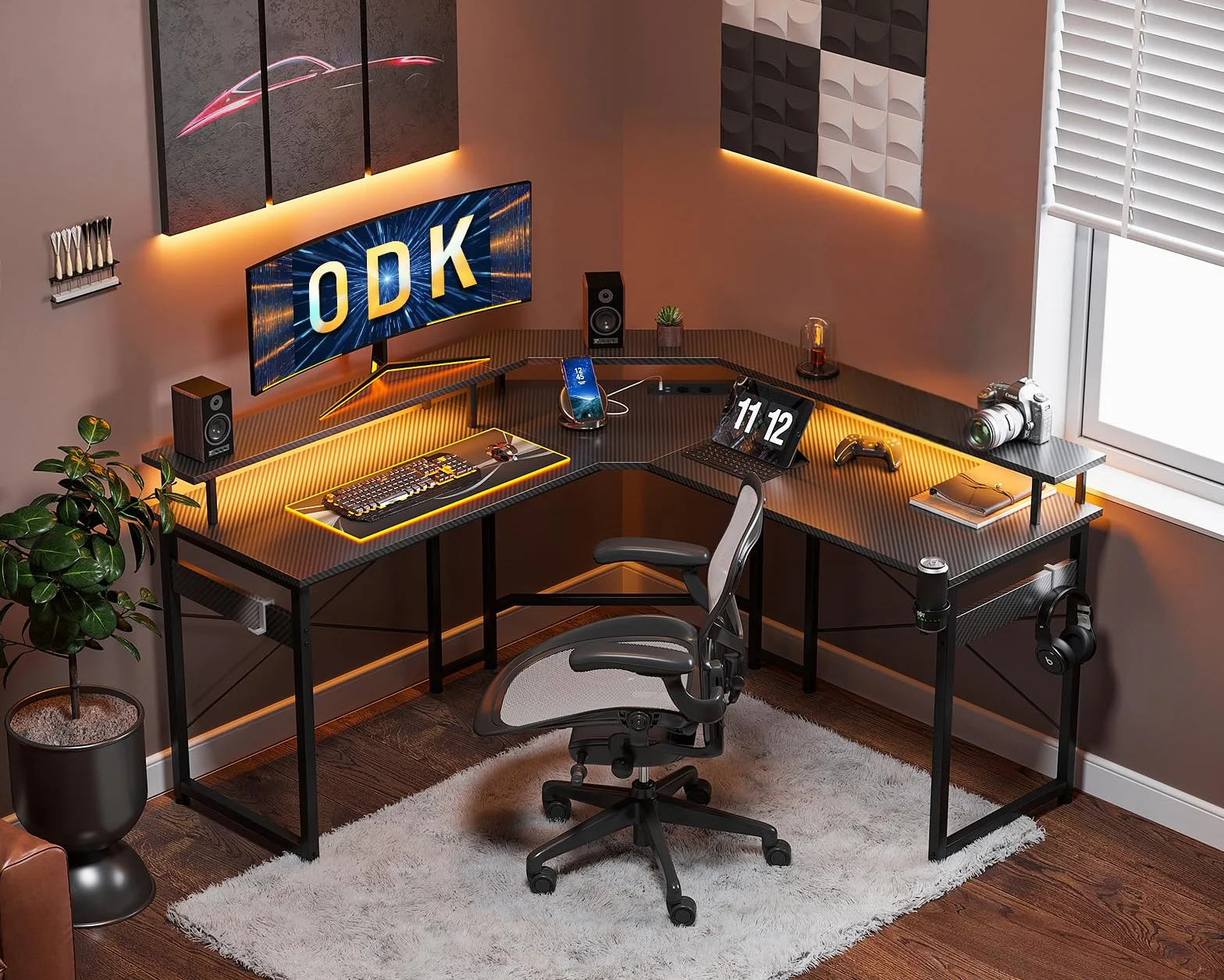 ODK Biurko gamingowy z diodami LED, biurko gamingowe z 2 gniazdami wtykowymi i 2 portami ładowania USB, stolik gamingowy z dużą półką na monitor, czarne włókno węglowe, 129 x 129 cm
