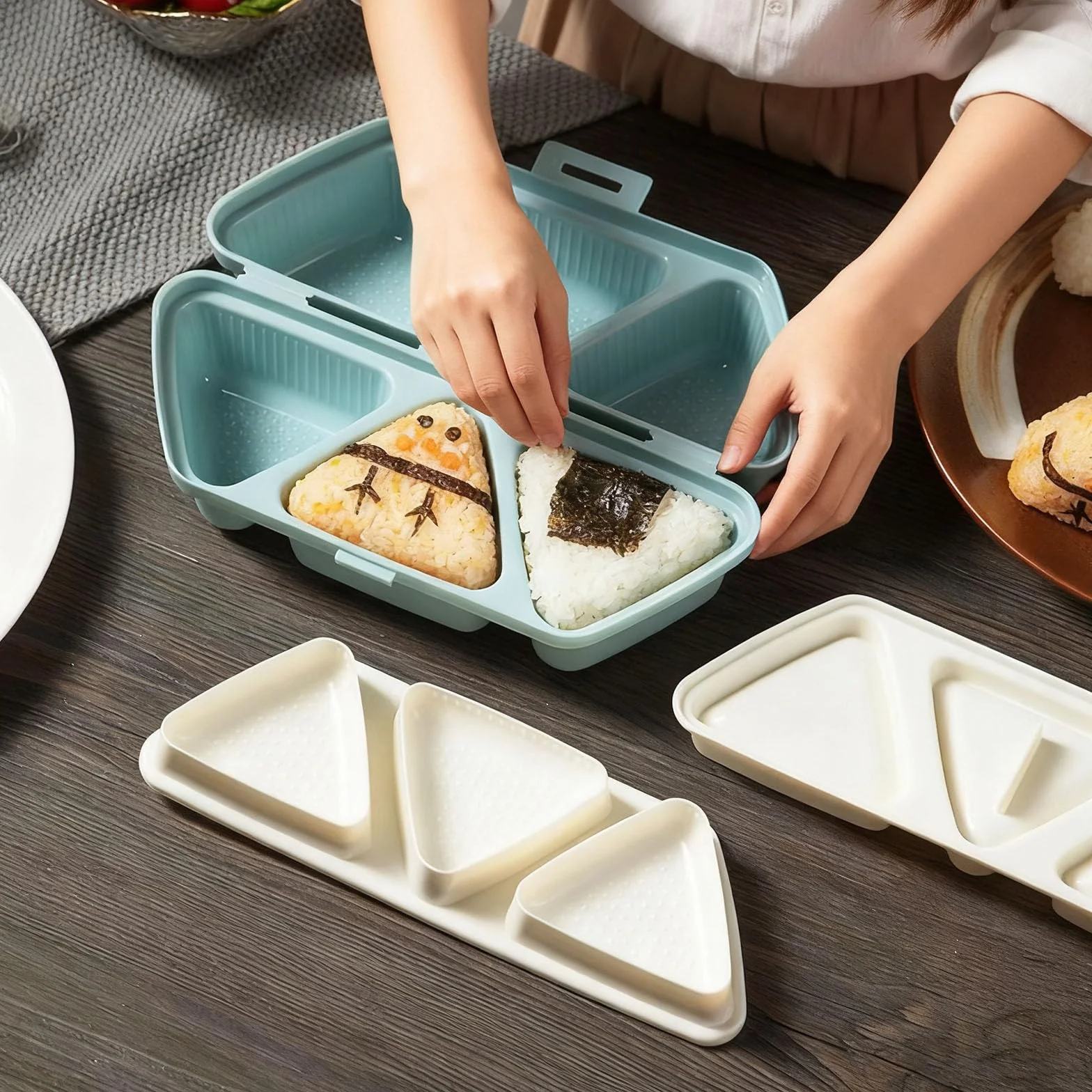 Forma onigiri, 6 w 1 Trójkątne formy onigiri do sushi, składana forma DIY na ryżowe kulki, łatwa do transportu, Nadaje się do wyrobu miseczek do serwowania algowych ryżowych kul i sushi (Niebieski)