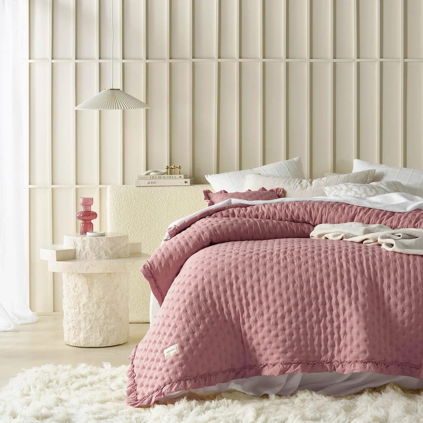 ROOM99 Molly elegancka narzuta w kolorze różowym, 170 x 210 cm, wszechstronna narzuta na łóżko lub sofę, pikowana, idealna jako narzuta na łóżko i sofę