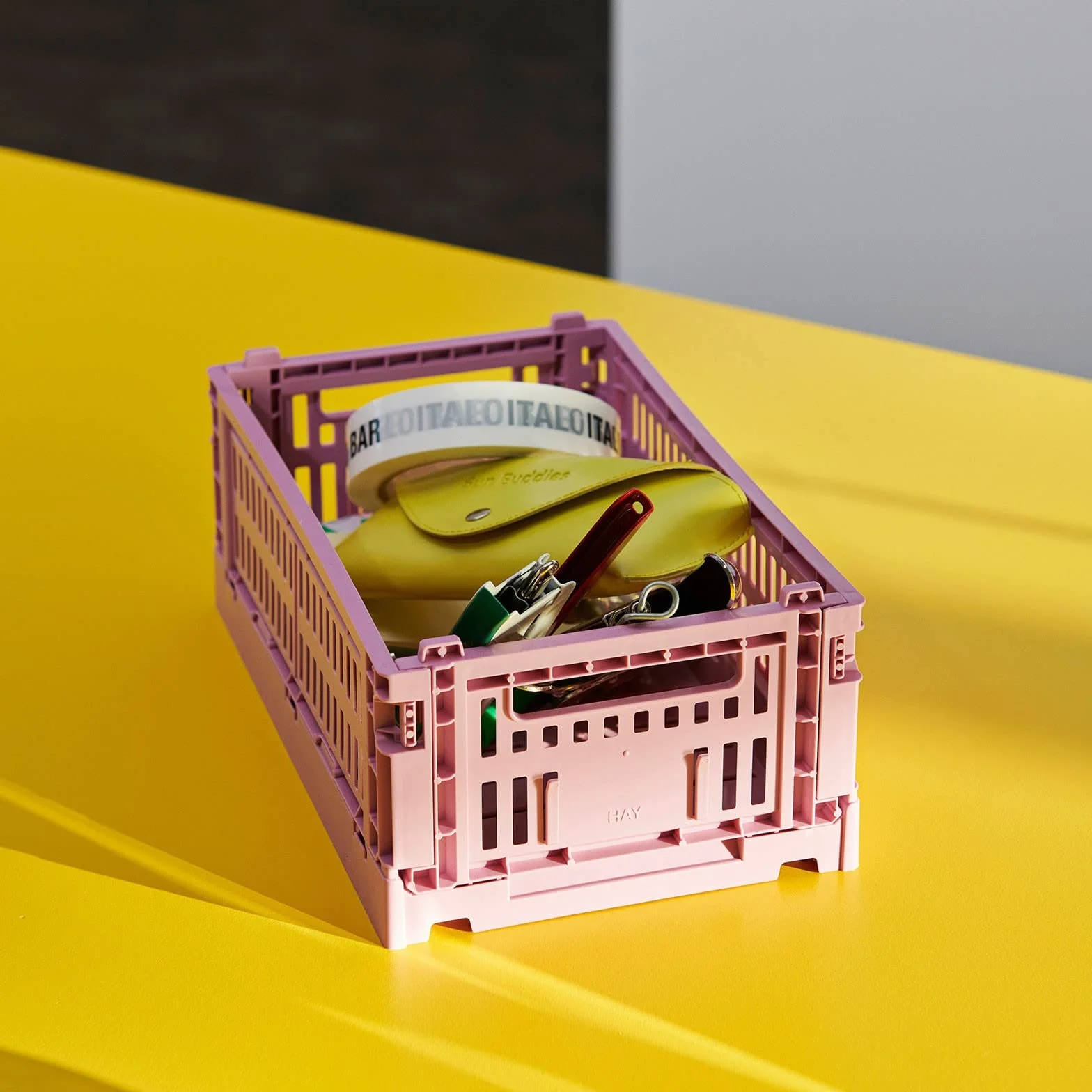 Hay Colour Crate S skrzynka transportowa z polipropylenu pochodzącego z recyklingu w kolorze Dusty Rose