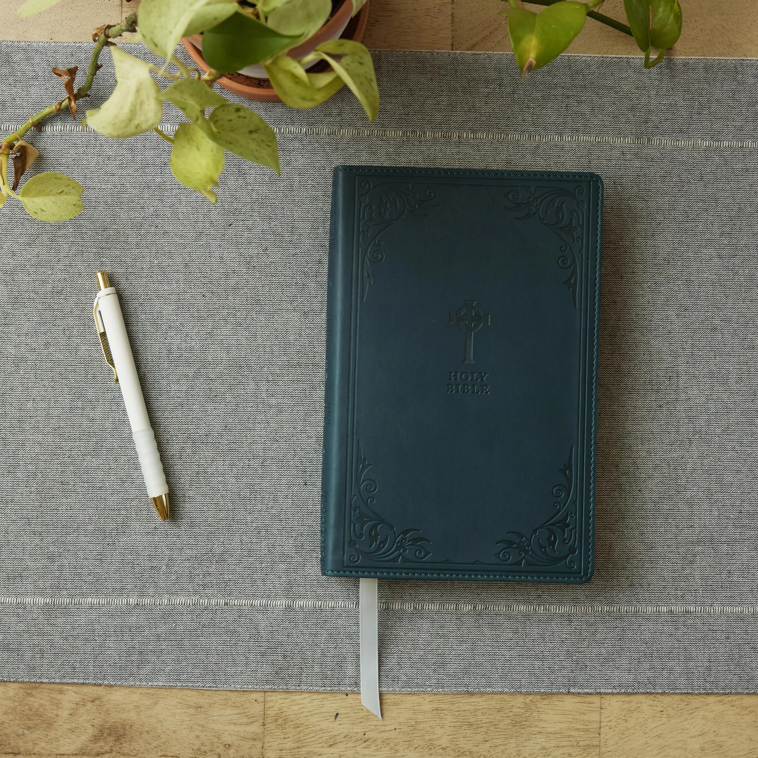 Nrsv, Catholic Bible, Gift Edition, Leathersoft, Teal, Comfort Print: Holy Bible