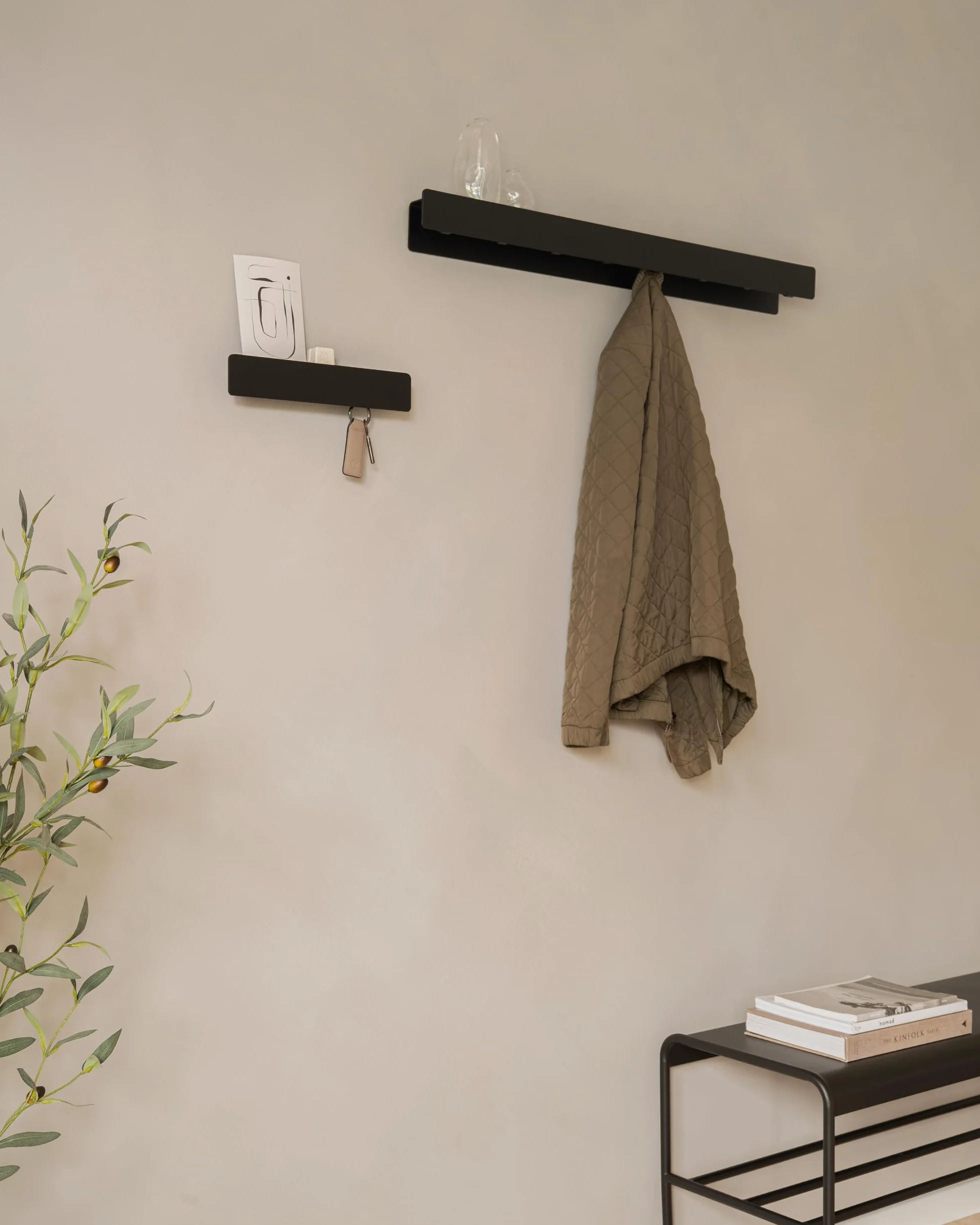 Kazai. Tablica na klucze 'Kian' | Minimalistyczny design haka z Berlina | Nowoczesny metalowy uchwyt z półką | Regał jako mebel do przedpokoju na ścianę | Czarny