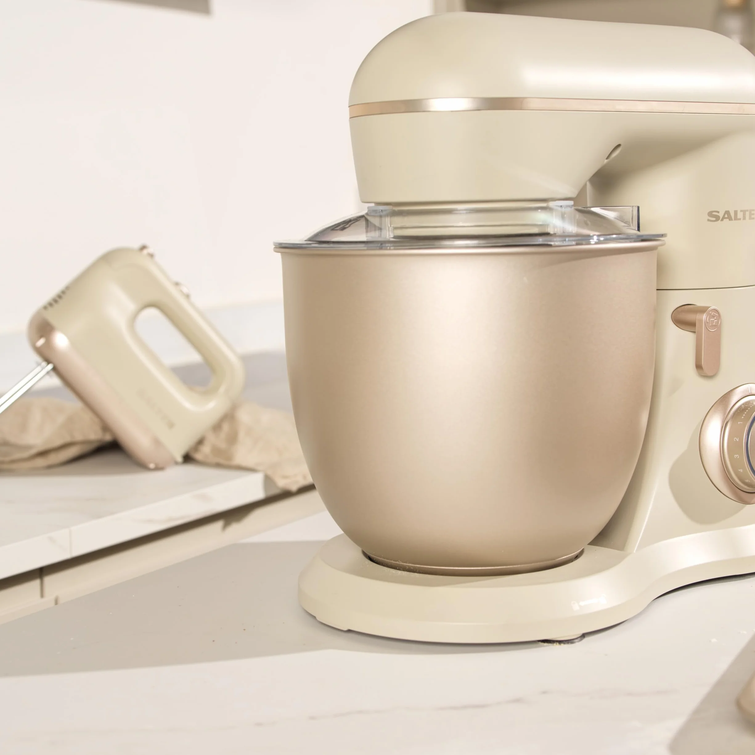 Salter Bakes Stand Mixer – Electric Baking Whisk, 10 Speeds with Pulse Setting, 4 Litre Mixing Bowl, Planetary Mixing Action, Splash Guard, Whisk, Dough Hook, and Beater Attachments, 1300W