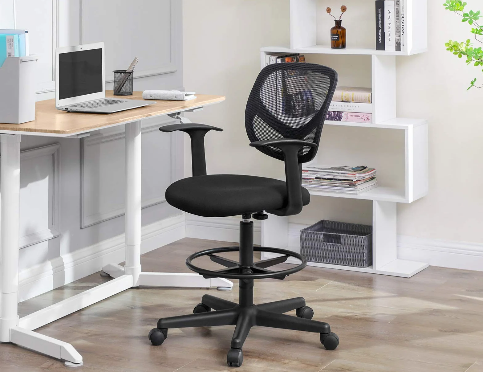 SONGMICS Krzesło biurowe, lniane siedzisko, ergonomiczne siedzisko, taboret, z podnóżkiem z regulacją wysokości, obracany o 360°, do biura stojącego, kolor czarny OBN25BK