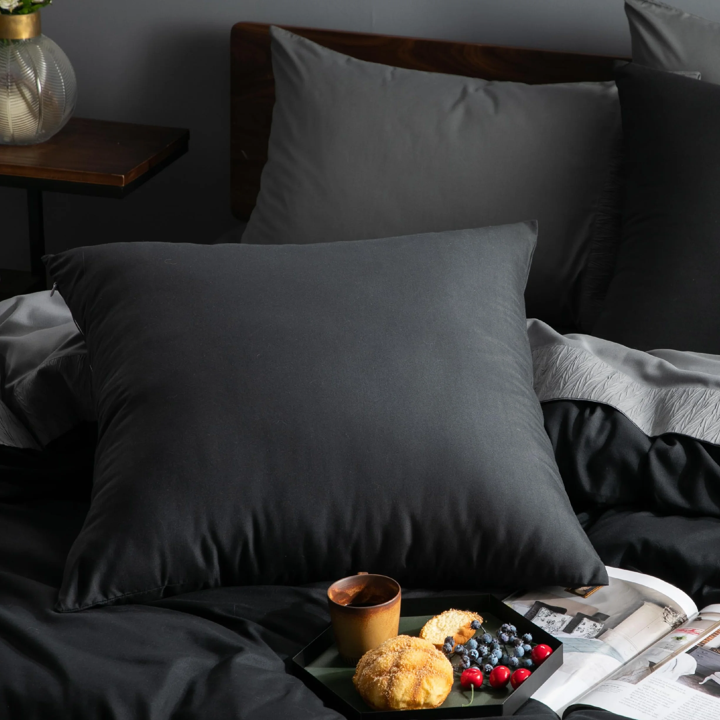 BEDSURE Pościel 200 x 200 cm, 3-częściowa, czarna, 1 poszwa na kołdrę 200 x 200 cm + 2 poszewki na poduszki 80 x 80 cm, ÖKO-TEX, zestaw pościeli z mikrofibry poliestrowej, z zamkiem błyskawicznym