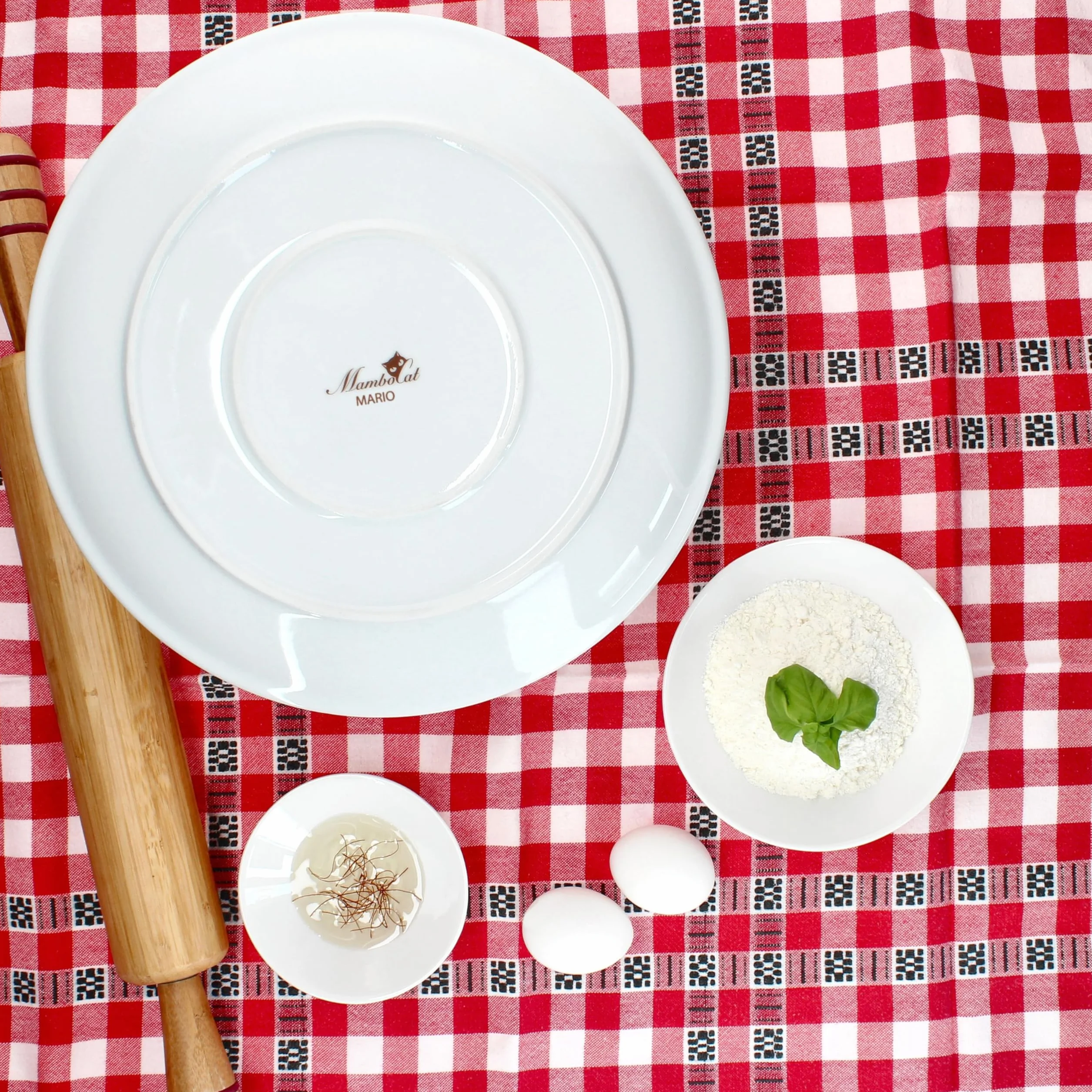 MamboCat Zestaw 6 talerzy do pizzy Mario XXL I Ø 33,5 cm I dla 6 osób I białe duże talerze do pizzy z porcelany z motywem piekarza I do pizzy lub do przyrządzania I duże talerze obiadowe, półmisek do