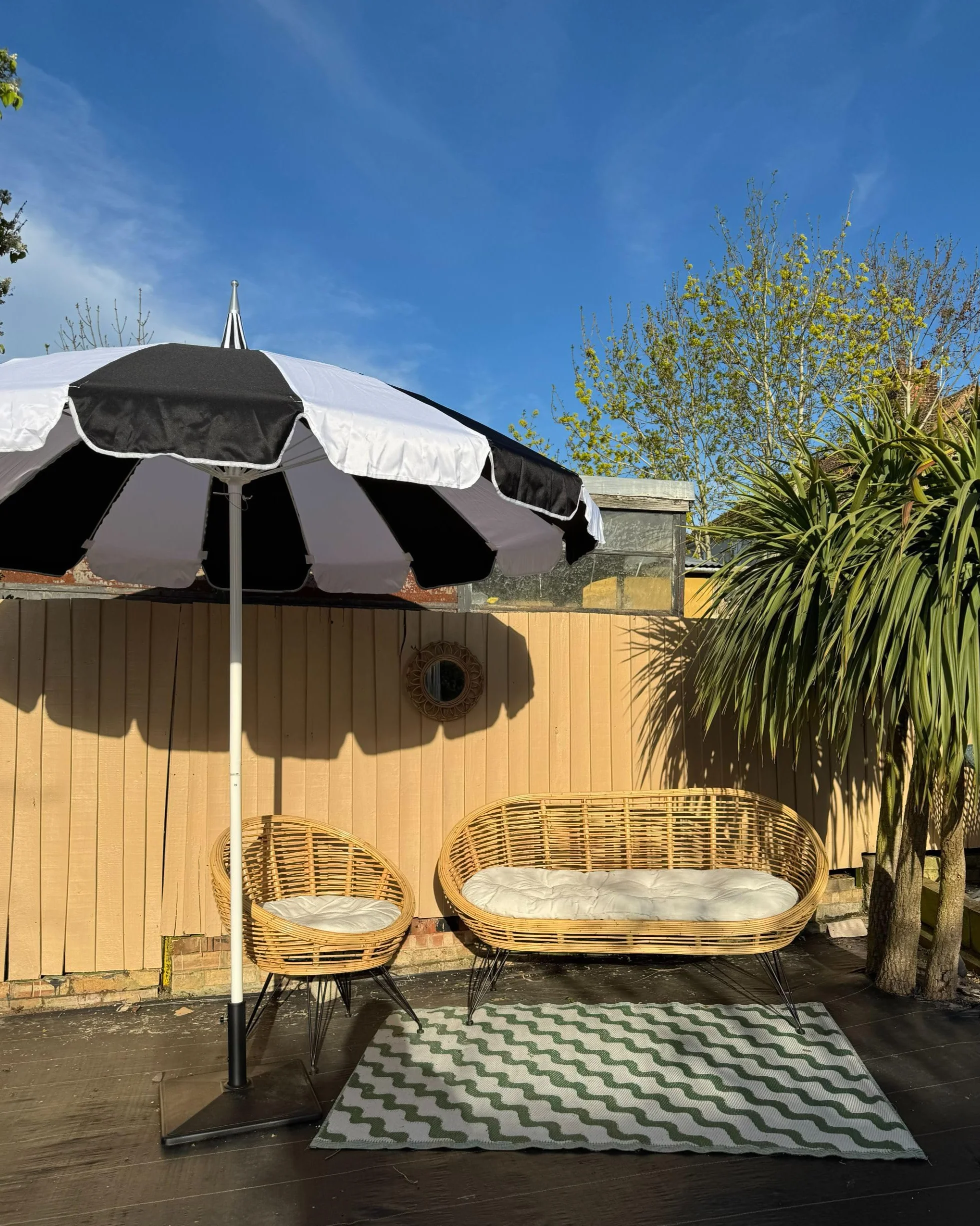 Stylowy parasol ogrodowy ⌀ 245 cm biała rura z aluminium czarno-biały materiał poliestrowy Minoa