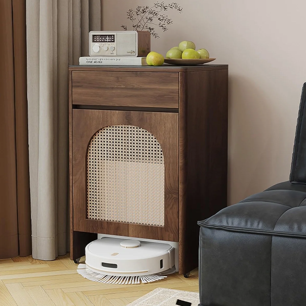 Stojak do przechowywania próżniowego robota w średniowiecznym stylu, szafka do przechowywania z drzwiami i szufladami do odkurzacza robota, do salonu, jadalni, kuchni, domowego biura (orzech, rattan)