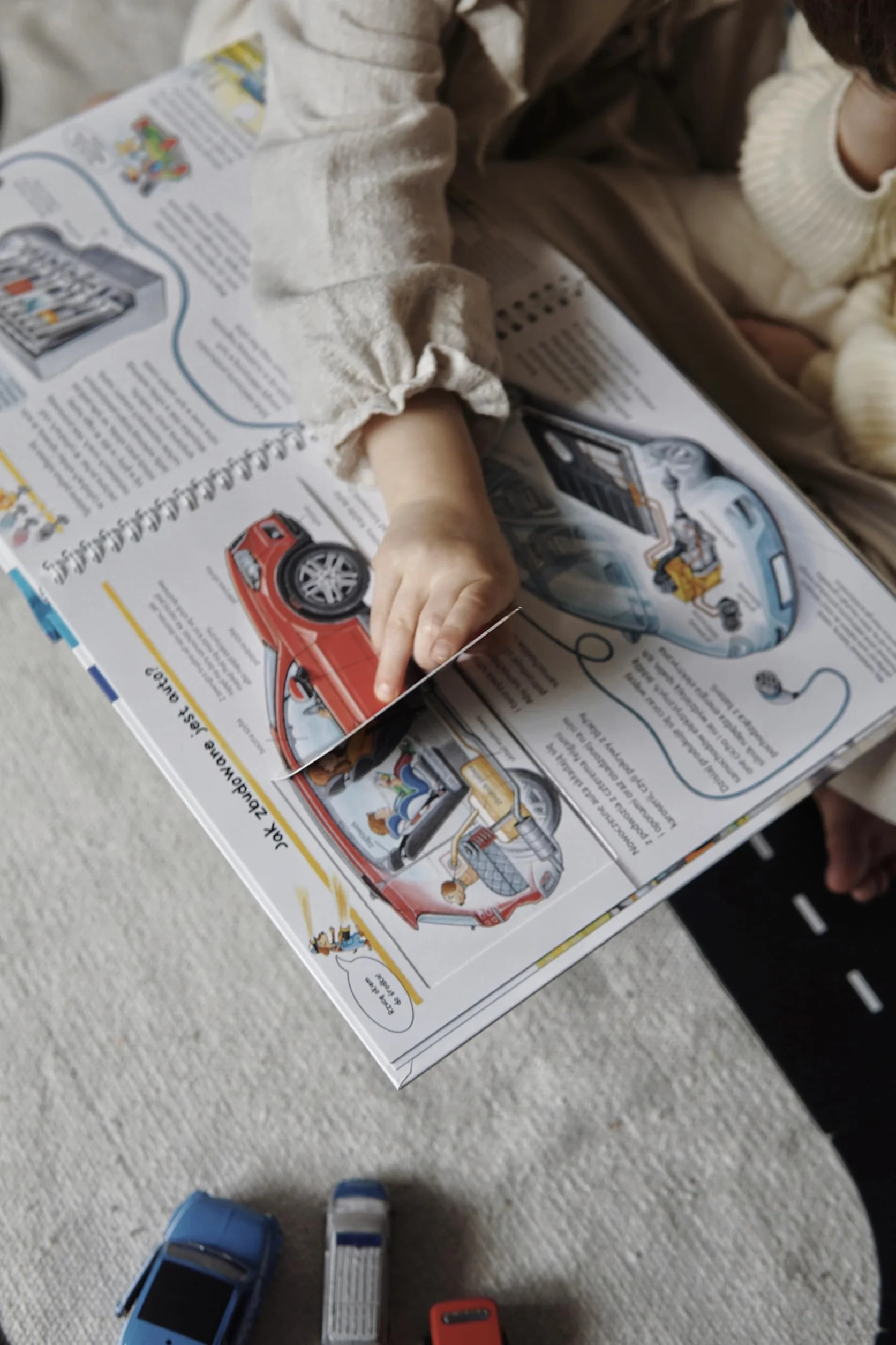 Poznajemy samochody Książka edukacyjna dla dzieci 3+ z okienkami Wszystko o motoryzacji Popularnonaukowa seria Dlaczego? Kiedy? Jak?