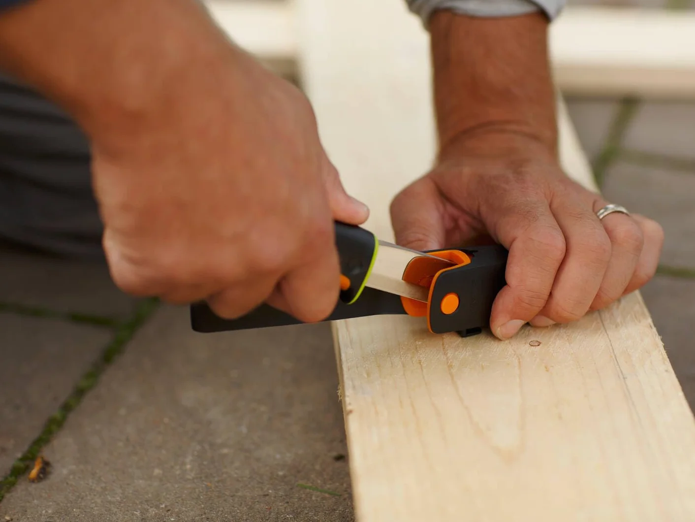 Fiskars Nóż profesjonalny wraz z kaburą z wbudowaną ostrzałką, Długość całkowita: 21,9 cm, Czarny/ pomarańczowy/ zielony, 1023619