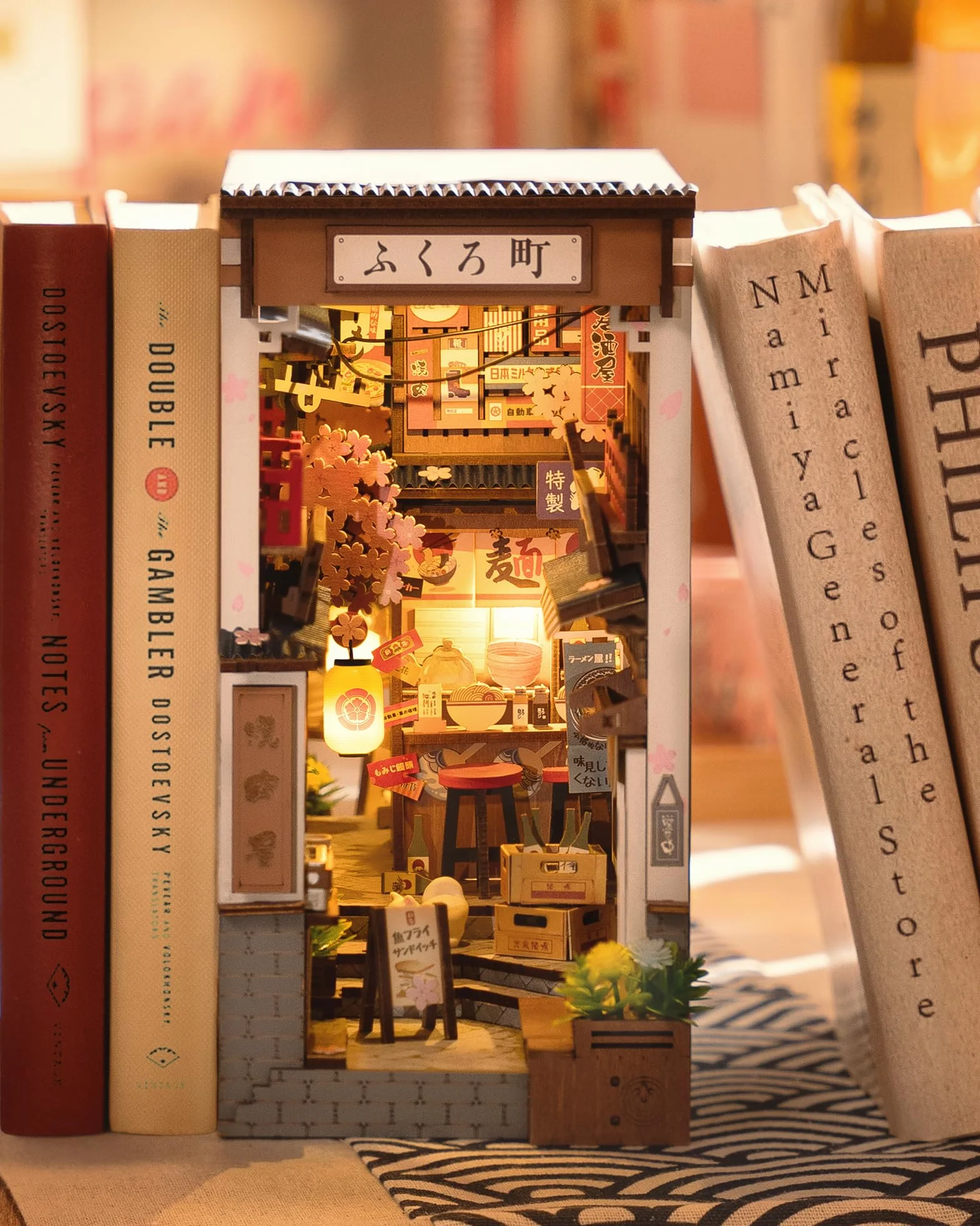 Rolife Book Nook Kit Sakura Wine Alley Booknook Japoński Styl Izakaya DIY Miniaturowy Zestaw Domku dla Dorosłych do Budowania Prezent na Boże Narodzenie i Urodziny Dekoracja Półki na Książki Zestaw