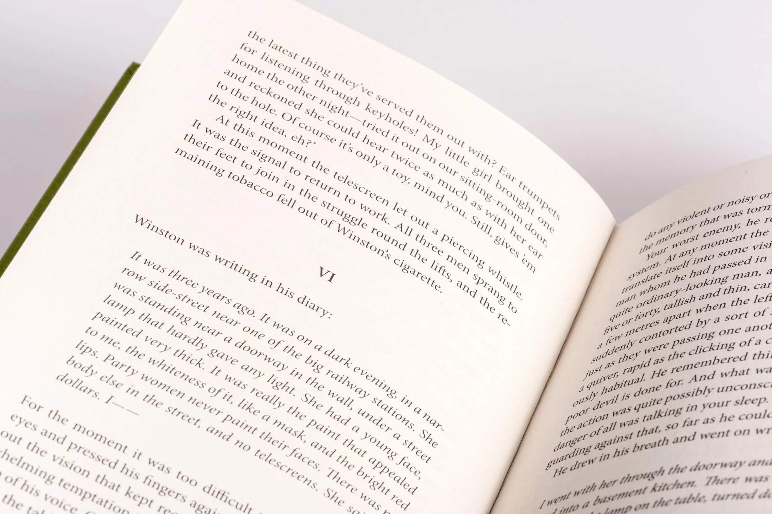 Orwell - 1984 / Nineteen Eighty-Four. English Edition: A special edition hardcover embossed with silver foil: 3