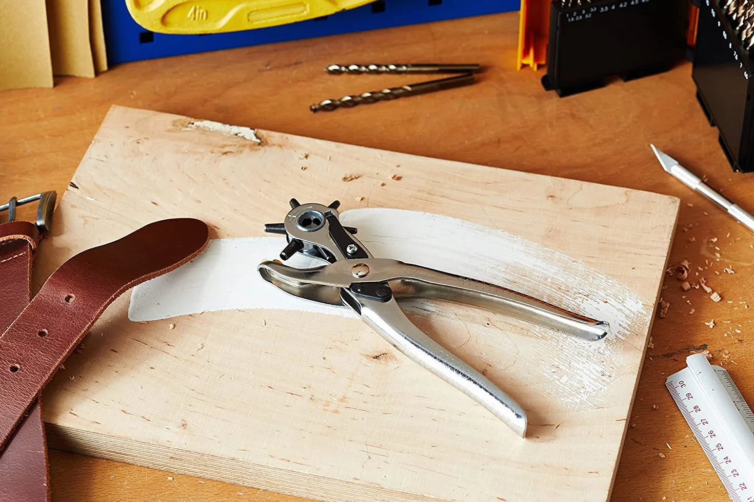 Amazon Basics Dziurkacz do skóry wybijający otwory o różnej wielkości, narzędzie do tworzenia otworów z końcówkami na obrotowym bębnie