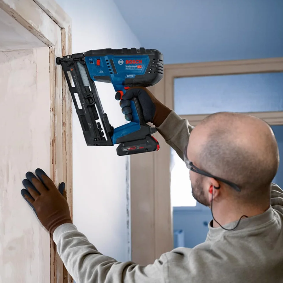 Bosch Professional 18 V System akumulatorowy gwoździarka do drewna GNH 18V-64-2 (wyzwalanie pojedynczego strzału, nadaje się do następujących gwoździ: 32-64 mm, 16 ga (1,6 mm) i kąt magazynka 20°,