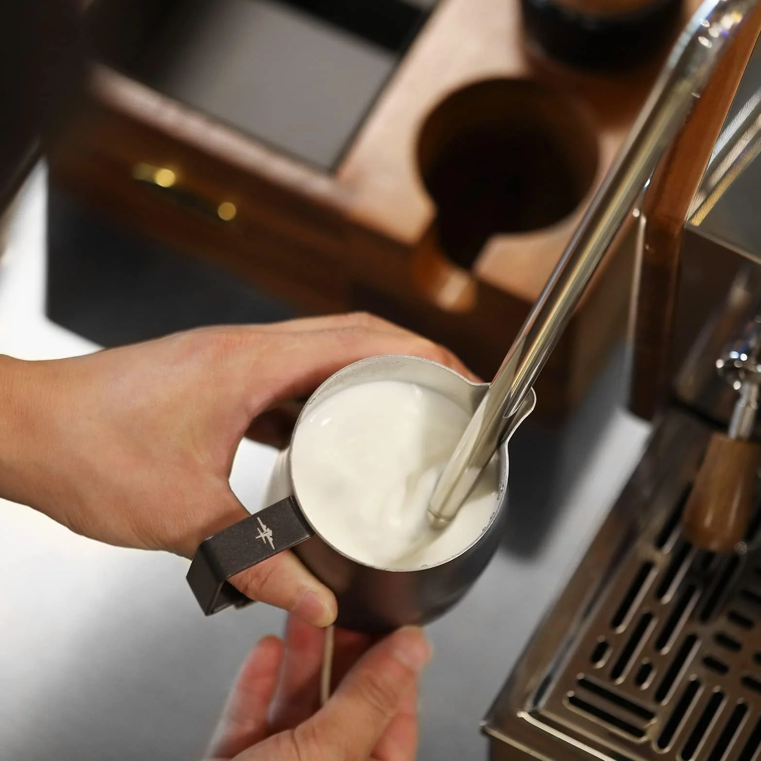 MHW-3BOMBER 450 ml/430.9 g dzbanek do spieniania mleka espresso dzbanek do gotowania na parze ze stali nierdzewnej spieniacz do mleka kubek barista latte art okrągła wylewka P6006W