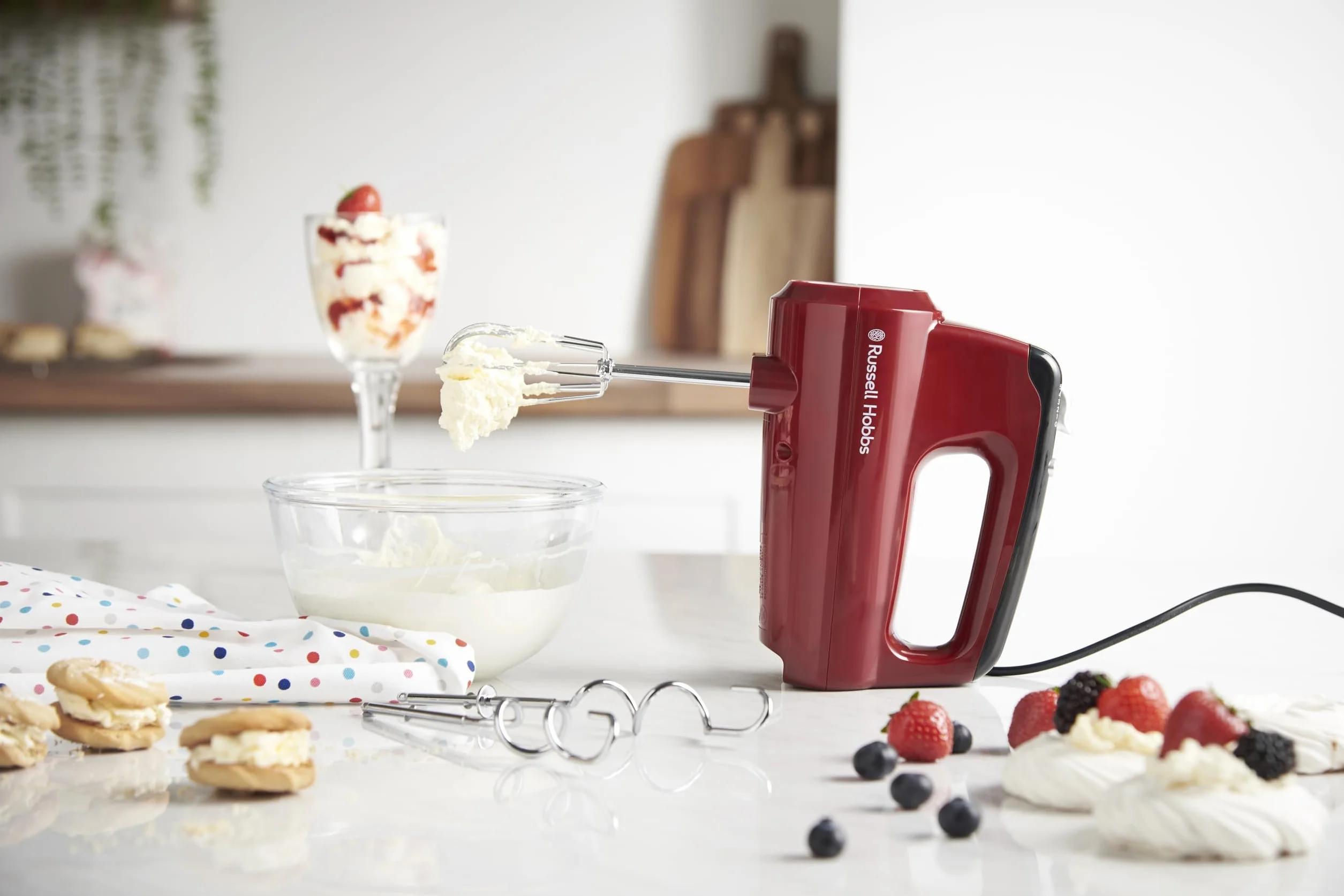 Russell Hobbs mikser ręczny, 5 ustawień prędkości+pulsacyjna, chromowane końcówki, ubijanie i ugniatanie ciasta, możliwość ustawienia na podstawie, moc 350W, czerwony, Desire 24670-56