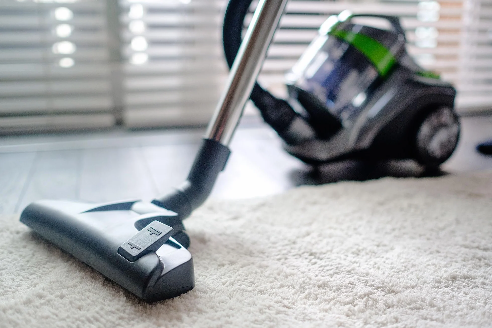 Teesa Odkurzacz Bezworkowy VACUUM GREEN 700 W Automatyczne Zwijanie Kabla Filtr HEPA TSA5015