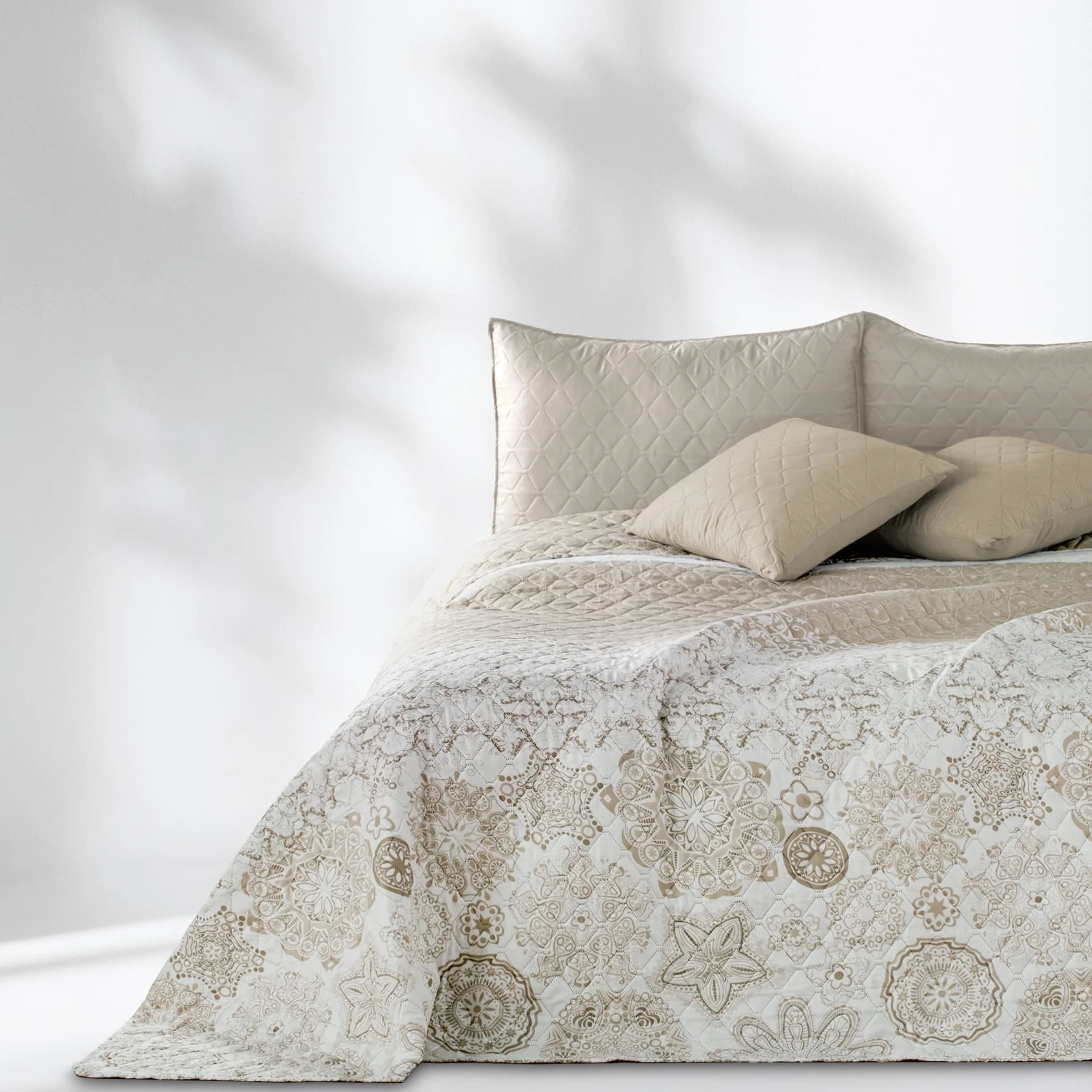 DecoKing Narzuta na łóżko 240 x 260 cm w abstrakcyjny wzór dwustronna Alhambra beżowy biały łatwa w pielęgnacji