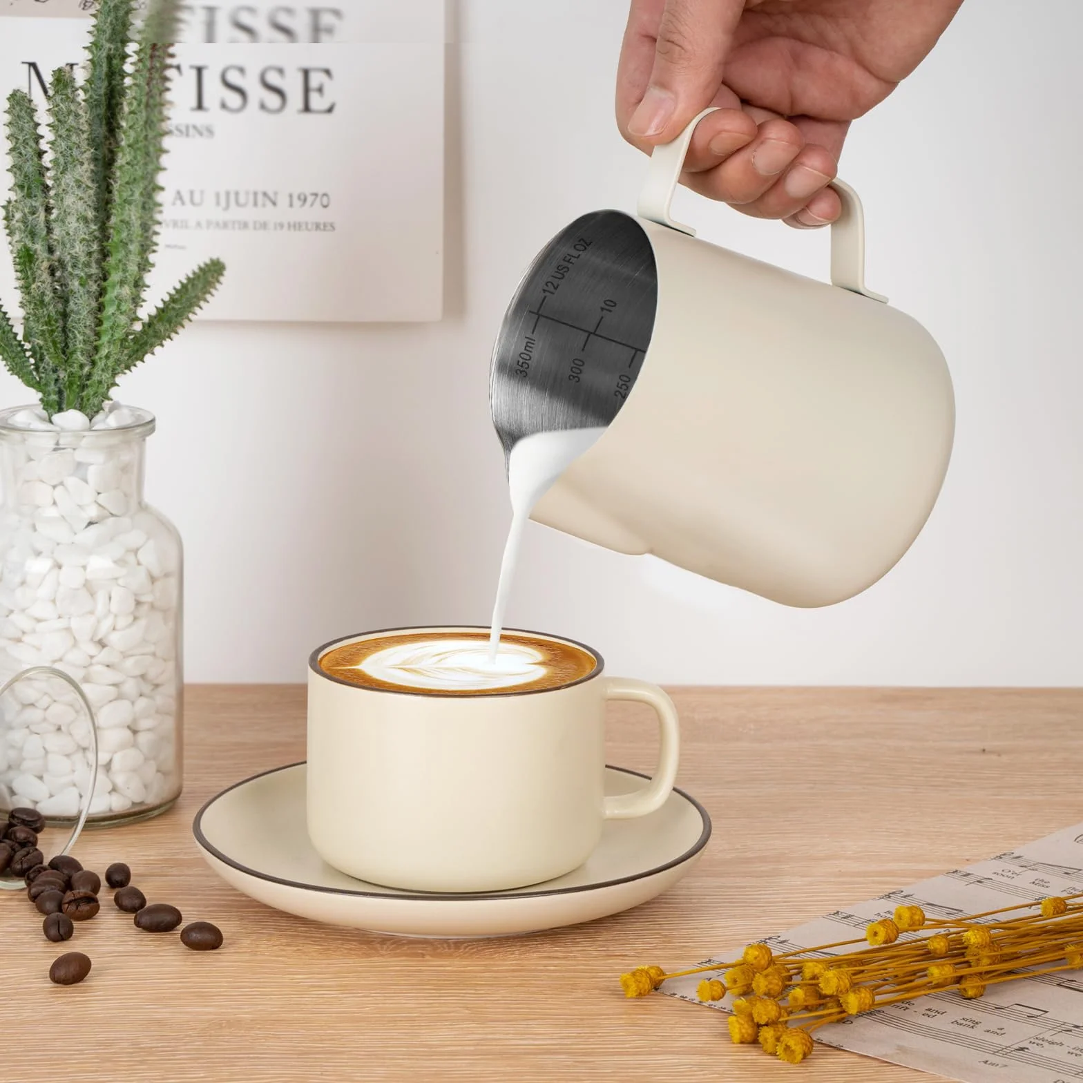 Amrules Dzbanek do spieniania mleka, kubek do spieniania mleka 350 ml z przezroczystą skalą, ze stali nierdzewnej 304, akcesoria do ekspresu do kawy baristy, z piórem latte, beżowy