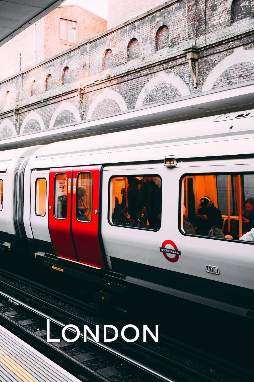 London: Underground Train Notebook Travel Journal for London Lovers, 120 lined pages (6 x 9 inches)