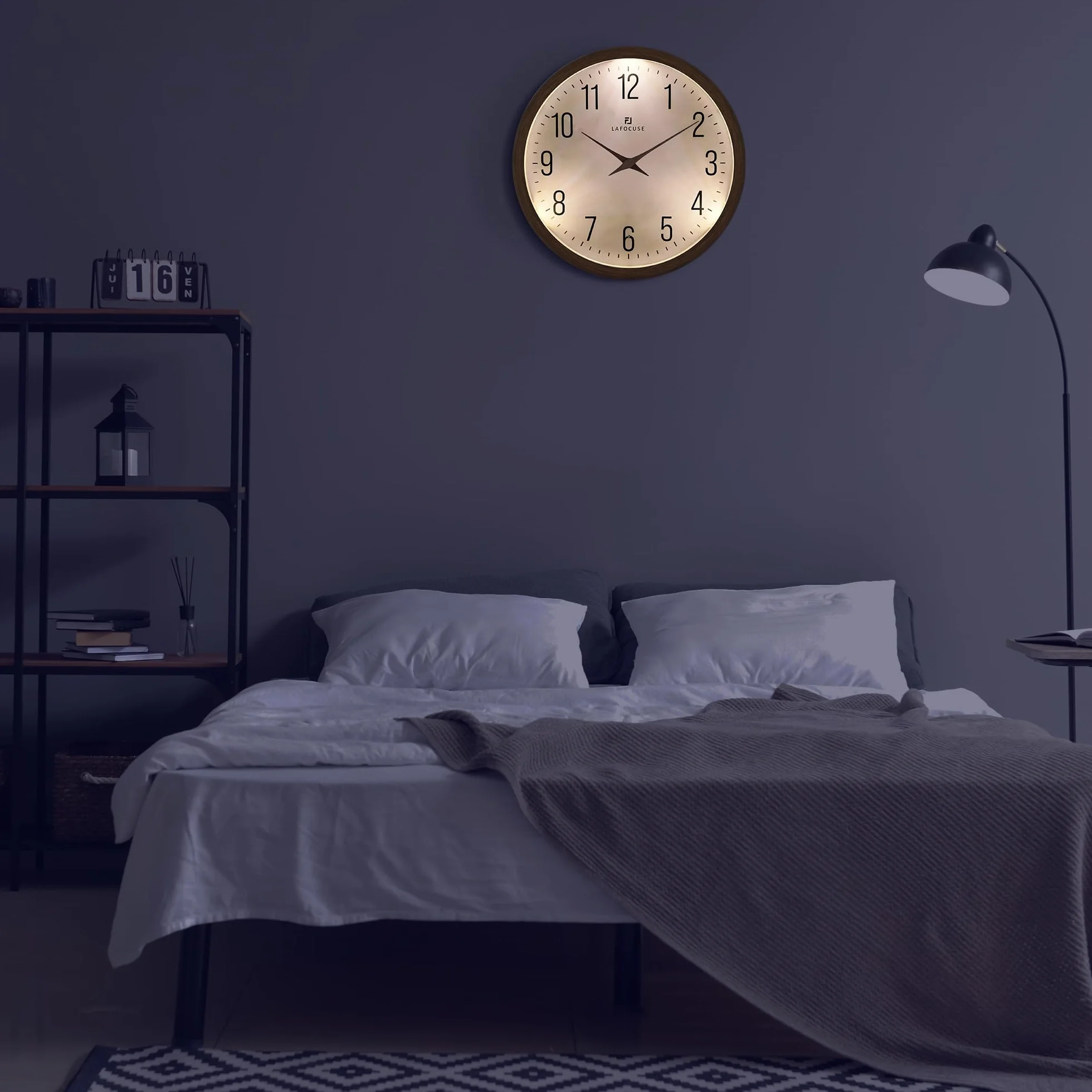 Lafocuse Lampka nocna zegar ścienny brązowy, 30 cm cichy podświetlany zegar ścienny świecący w ciemności zasilany bateriami do sypialni salonu