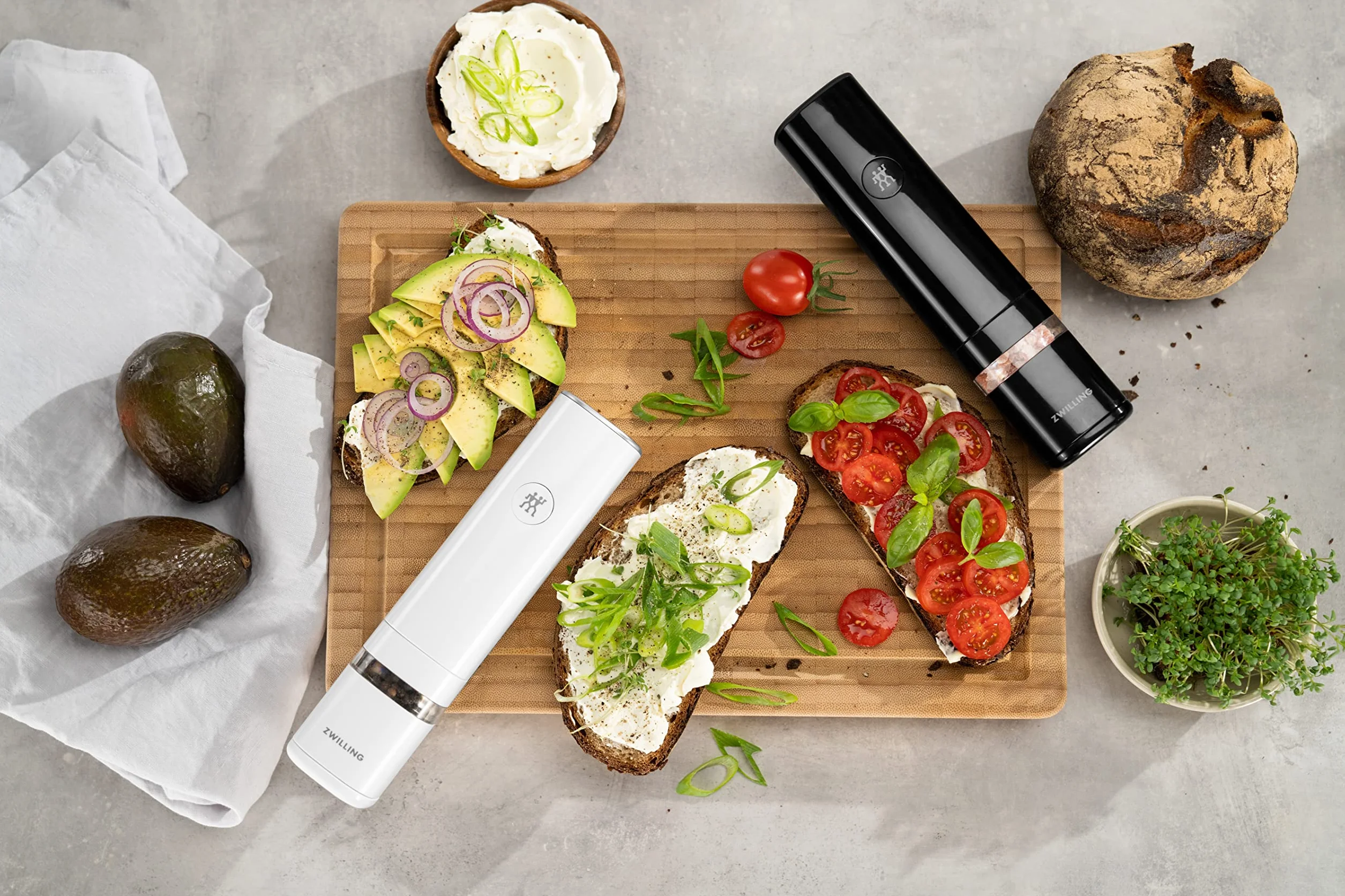 ZWILLING ENFINIGY elektryczny młynek do soli i pieprzu ceramiczny LED USB 2-częściowy zestaw czarny biały