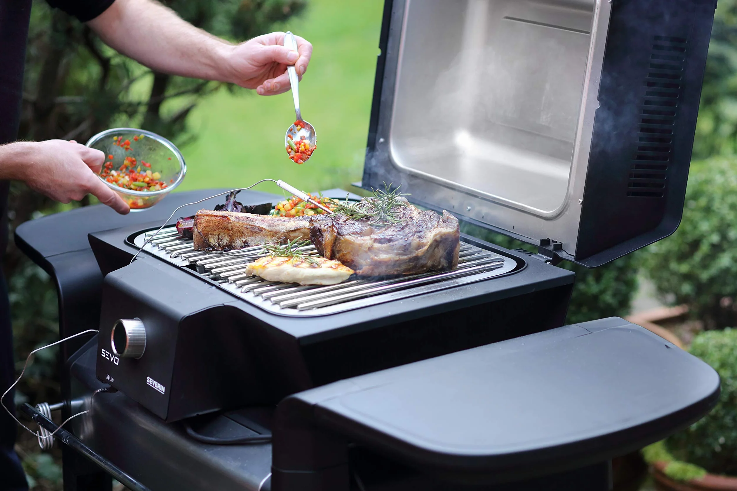SEVERIN SEVO GT grill elektryczny z pokrywą do wnętrz i na zewnątrz, grill stołowy z szybkim startem do 500°C, grill balkonowy z opcją powolnego gotowania, stal nierdzewna/czarny, PG 8106