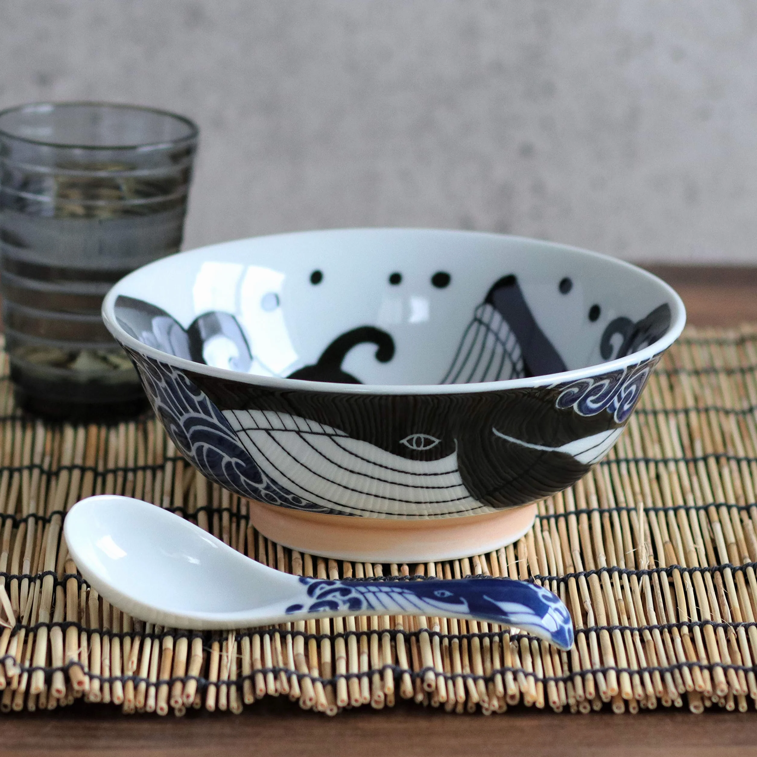 Japońska miska Ramen, ceramika Mino-Yaki, duży rozmiar 20,7 cm 1,1 l, wyprodukowana w Japonii, wieloryb czarno-biały 797678