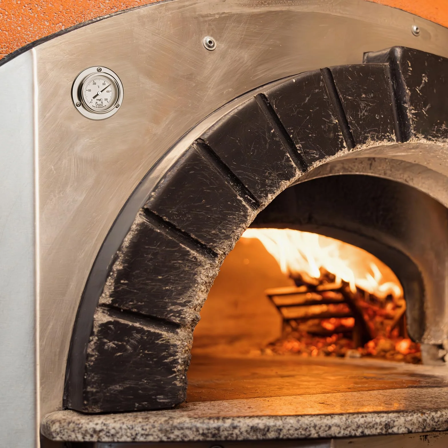 TFA Dostmann Analogowy termometr do pizzy ze stali nierdzewnej, 14.1036, nadaje się do pieca do pizzy, pieca kamiennego, pieca na drewno lub grilla/wędzarni, do 500°C, z czujnikiem przewodu, częścią