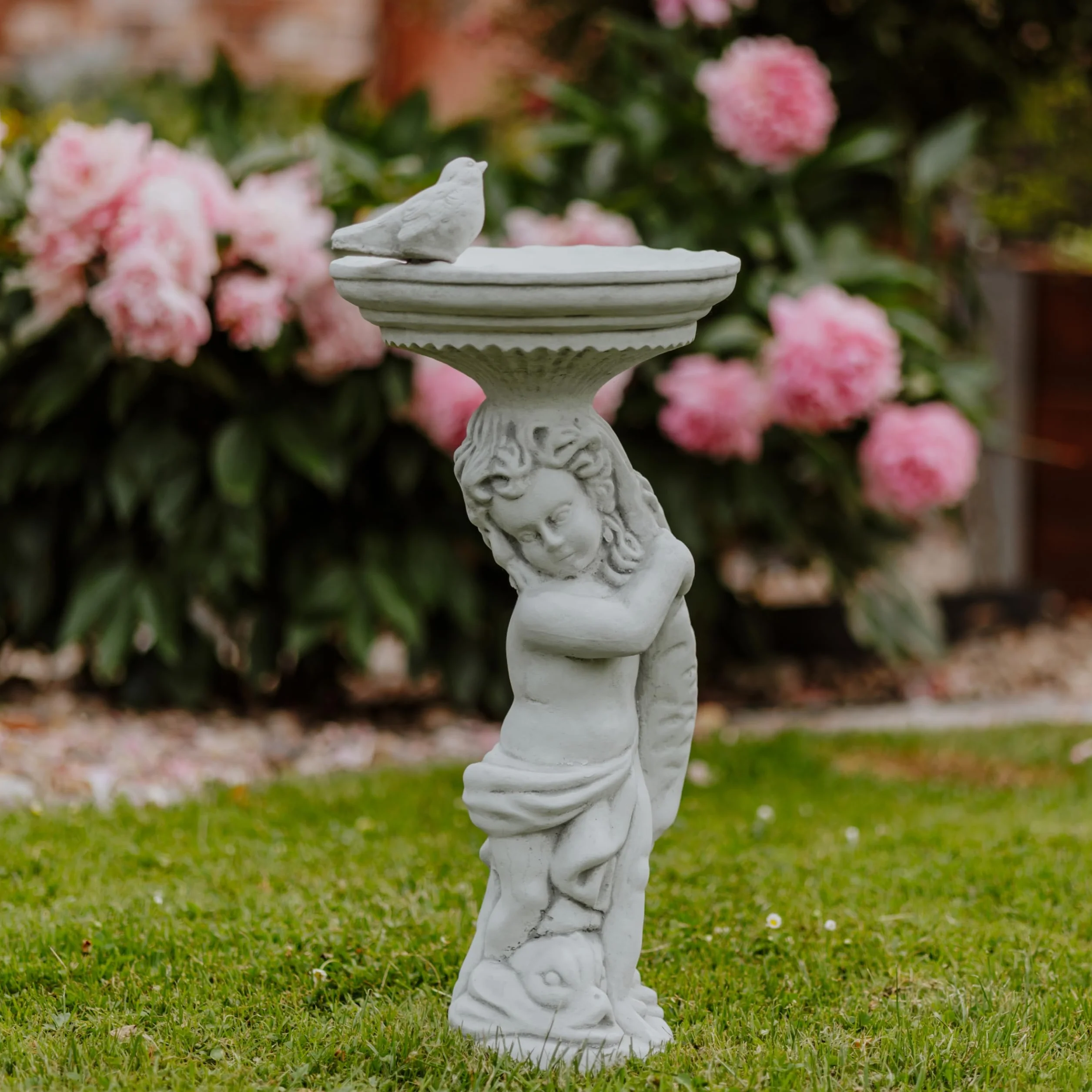 gartendekoparadies.de Chłopiec z dużym poidłem dla ptaków, kamienna figurka wys. 54 cm, 18 kg, szara, odporna na mróz z odlewu kamiennego do użytku na zewnątrz