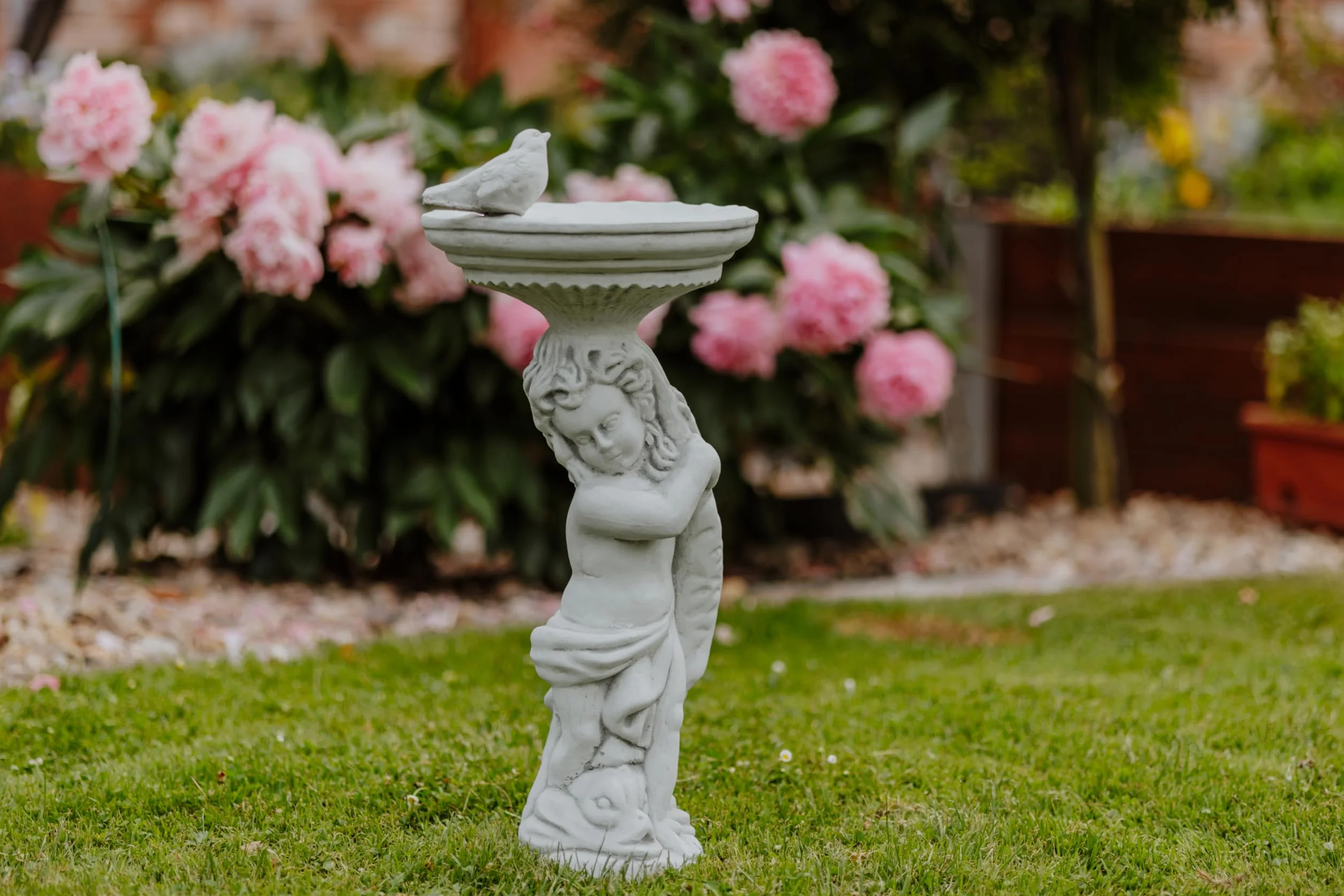 gartendekoparadies.de Chłopiec z dużym poidłem dla ptaków, kamienna figurka wys. 54 cm, 18 kg, szara, odporna na mróz z odlewu kamiennego do użytku na zewnątrz