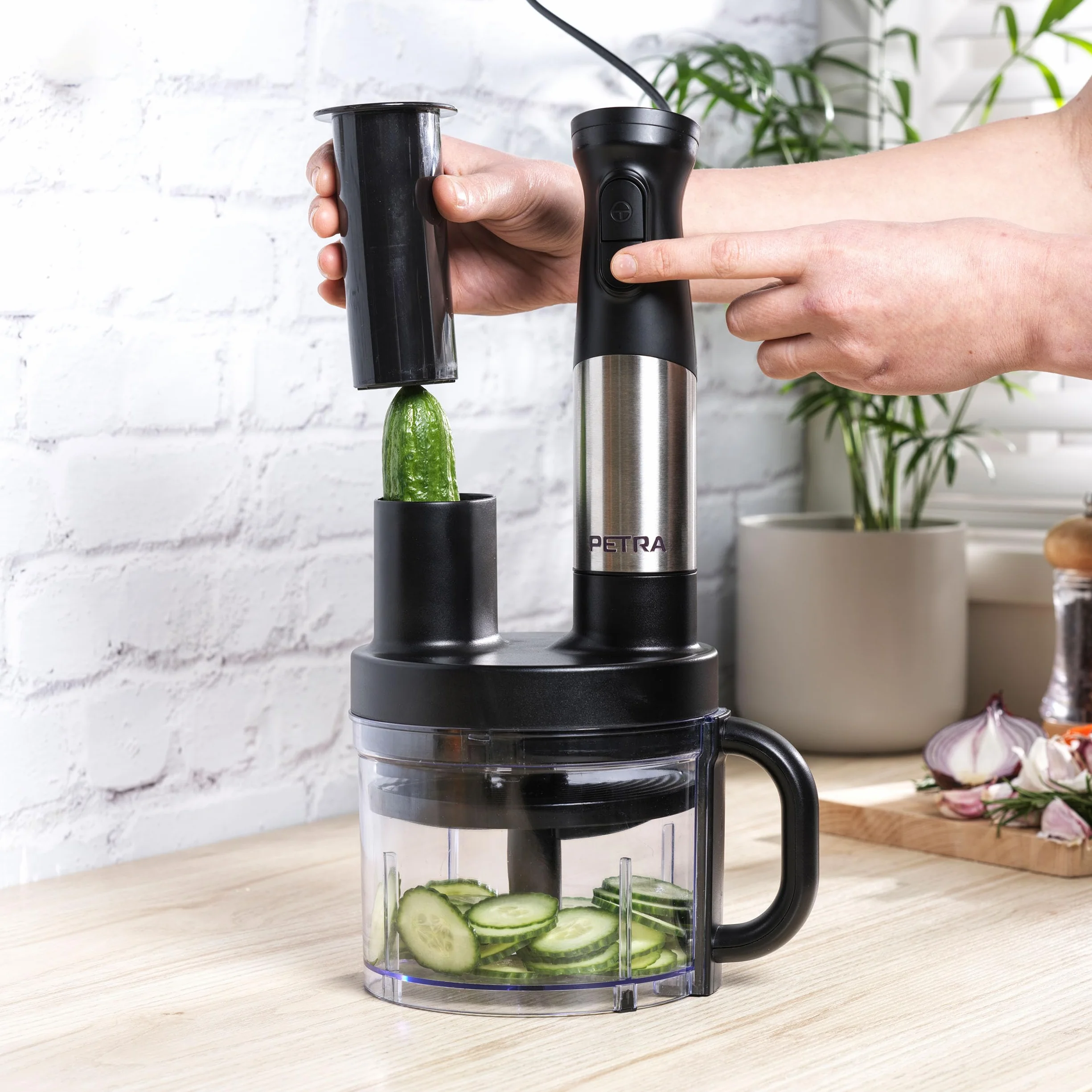 Petra PT5877VDE Blender 5-w-1 Kompaktowy Rozdrabniacz, Blender Zanurzeniowy, Ubijaj, Blenduj, Siekaj, Krój i Szatkuj, Miska 1,2 L bez Bisfenolu A, 2 Prędkości, Ostrza ze Stali Nierdzewnej