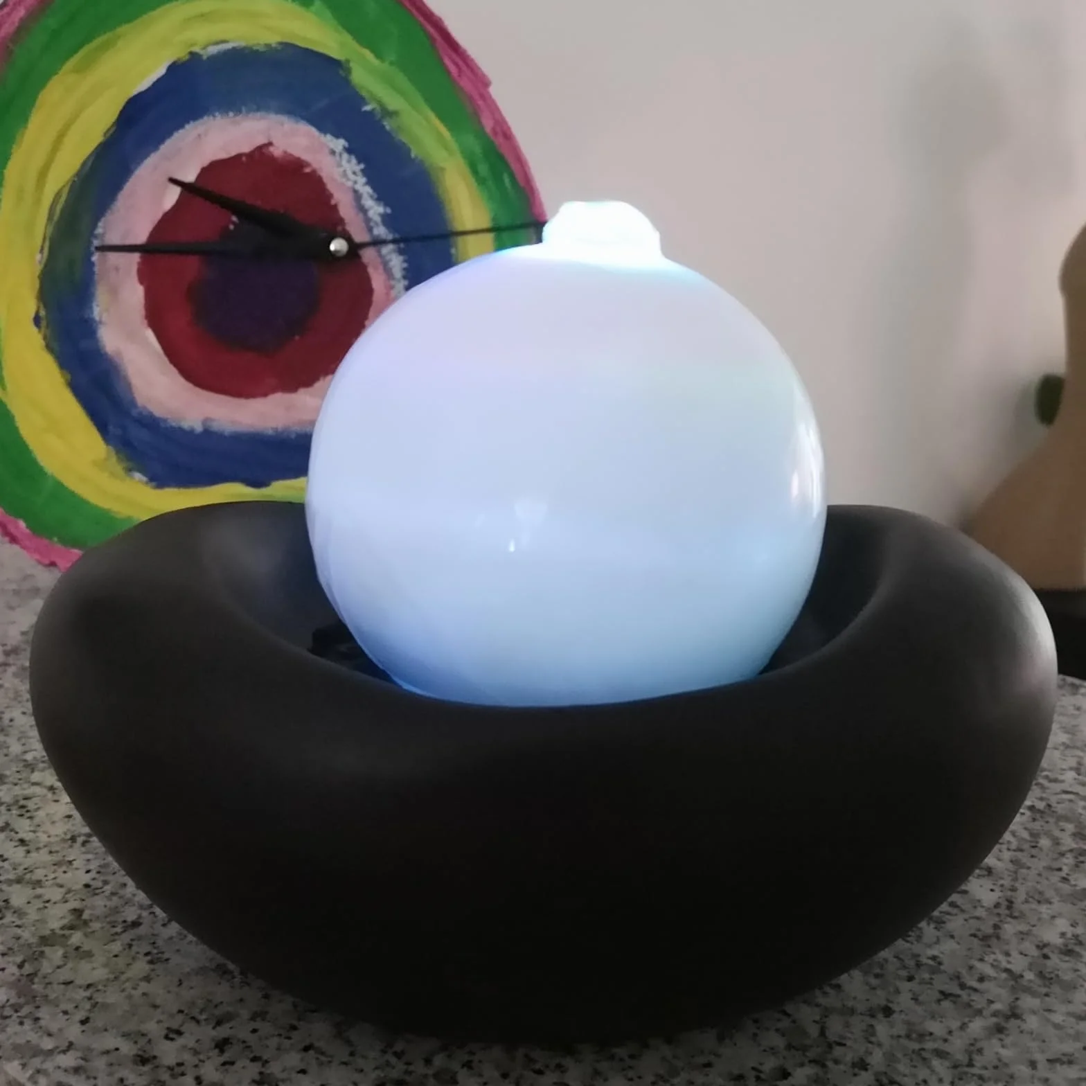Fontanna do wnętrz ceramiczna współczesny styl kolorowe światło, cicha pompa, dekoracja medytacyjna, dekoracyjna fontanna stołowa, pomysł na prezent premium, wys. 19 x 15 x 21 cm - Beye Zen'Light