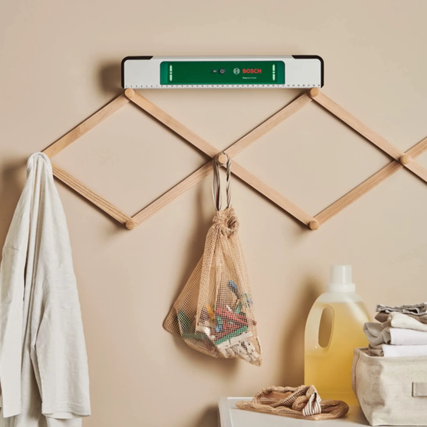 Poziomica Bosch EasySpiritLevel (intuicyjna koncepcja wskaźników LED, sygnał dźwiękowy, pomiar kątów +/– 3°, dokładność 0,1° dla kątów 0°, 90°, 180° i 270°, nadrukowana skala, opakowanie kartonowe)